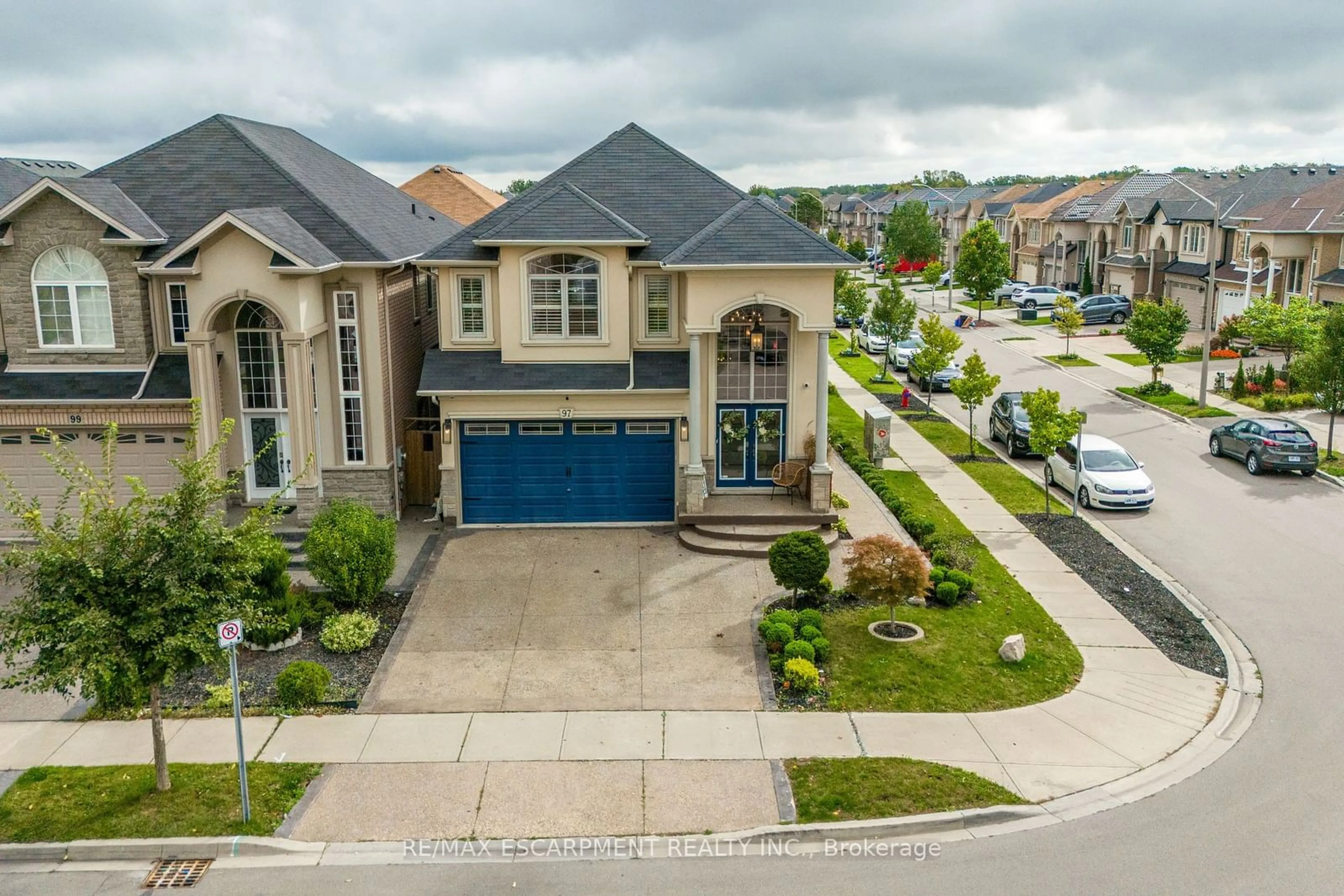 Frontside or backside of a home, the street view for 97 Chartwell Circ, Hamilton Ontario L9A 0L4