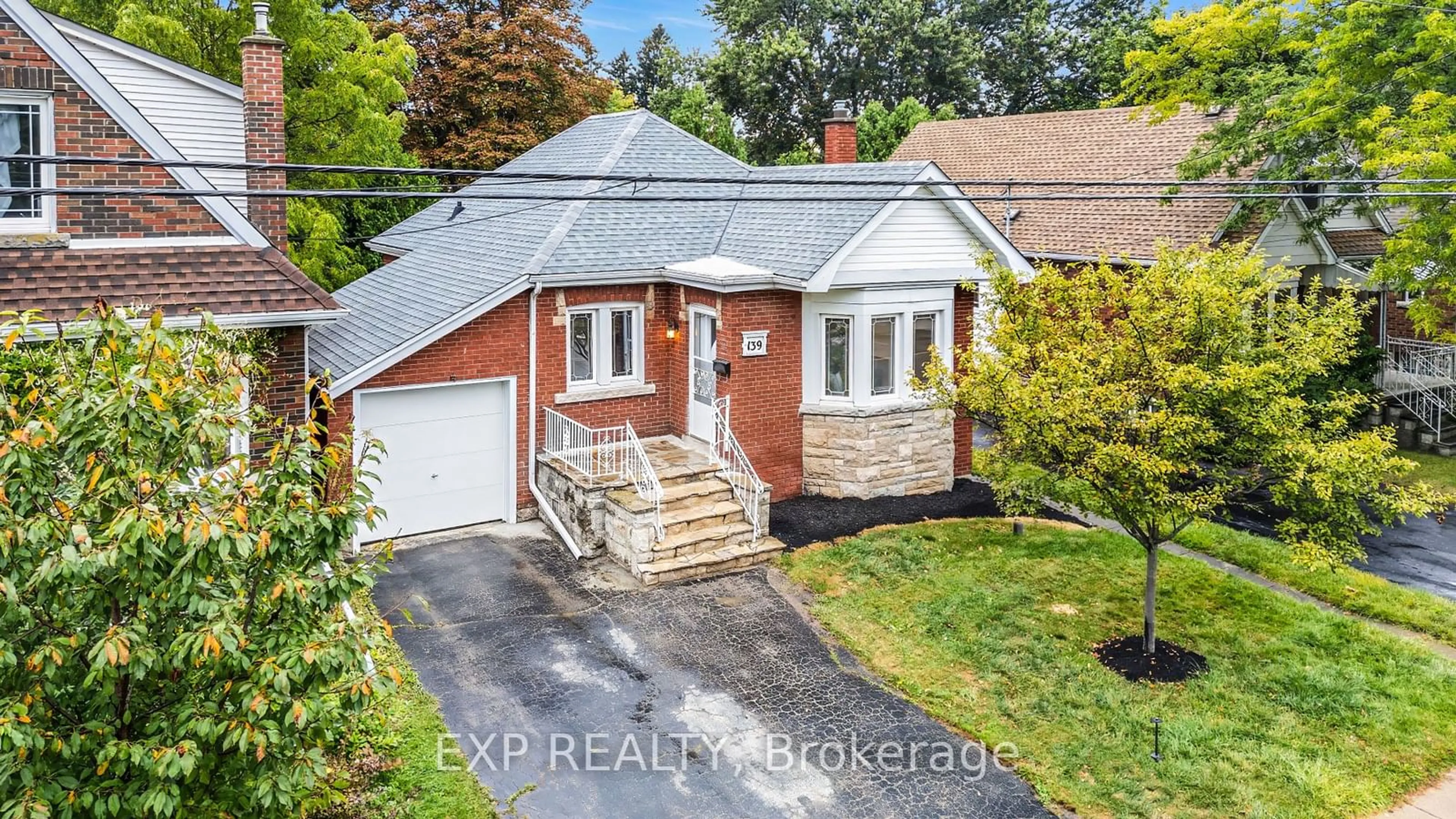 Frontside or backside of a home for 139 Longwood Rd, Hamilton Ontario L8S 3V8