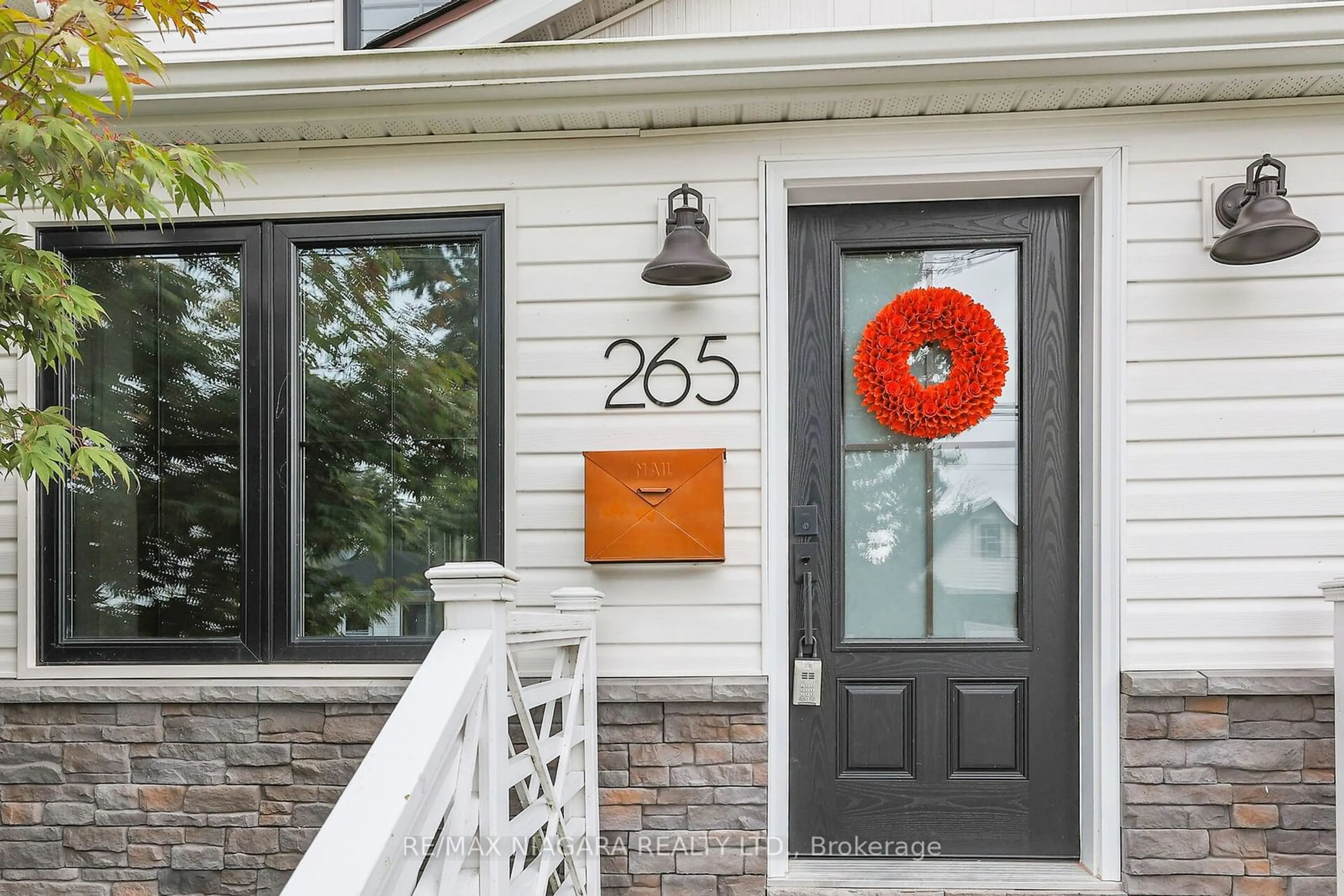 Indoor entryway for 265 Gilmore Rd, Fort Erie Ontario L2A 2M6