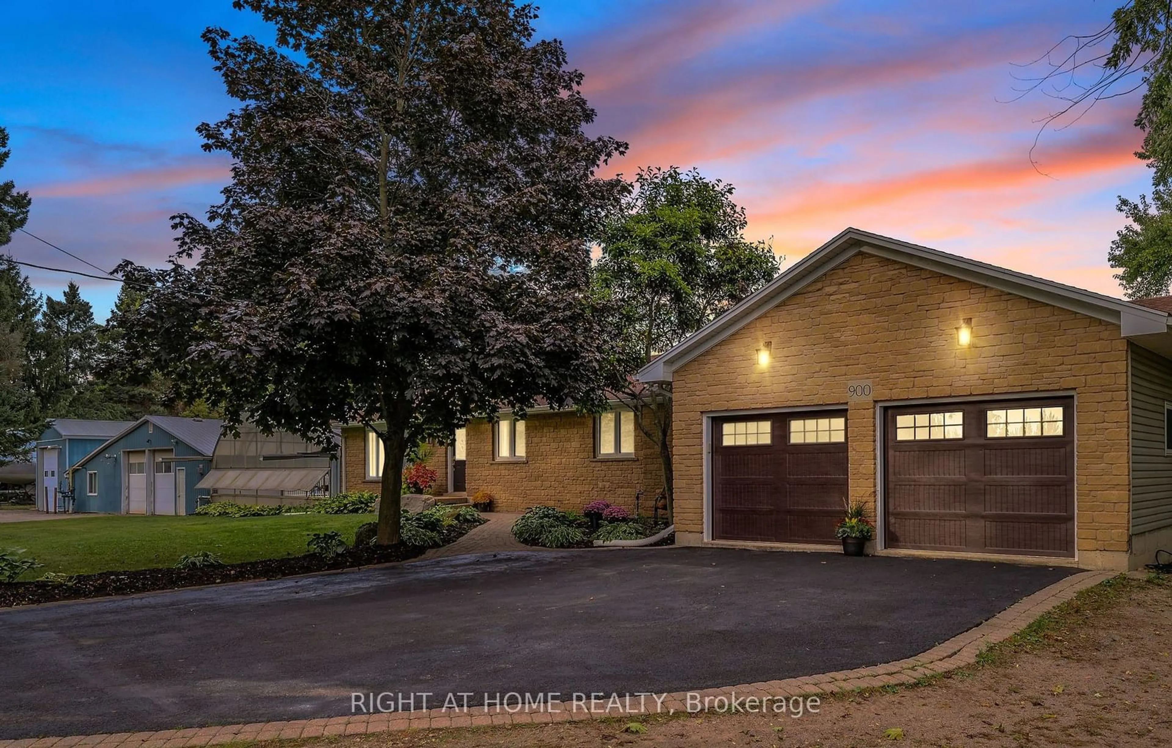 Frontside or backside of a home, cottage for 900 Beeforth Rd, Hamilton Ontario L8B 1C3