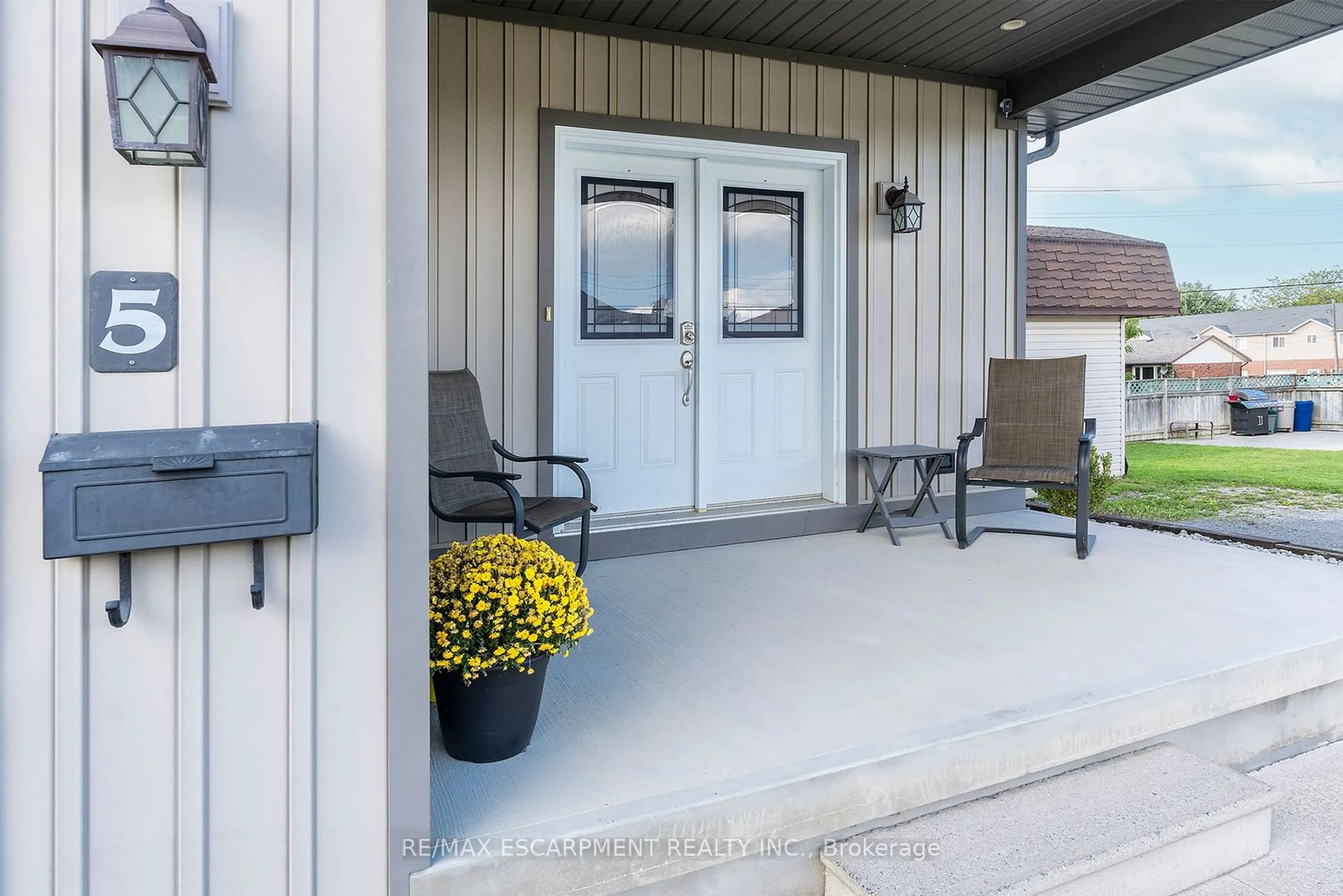 Indoor entryway, wood floors for 5 BATTLE St, Thorold Ontario L2V 3W3