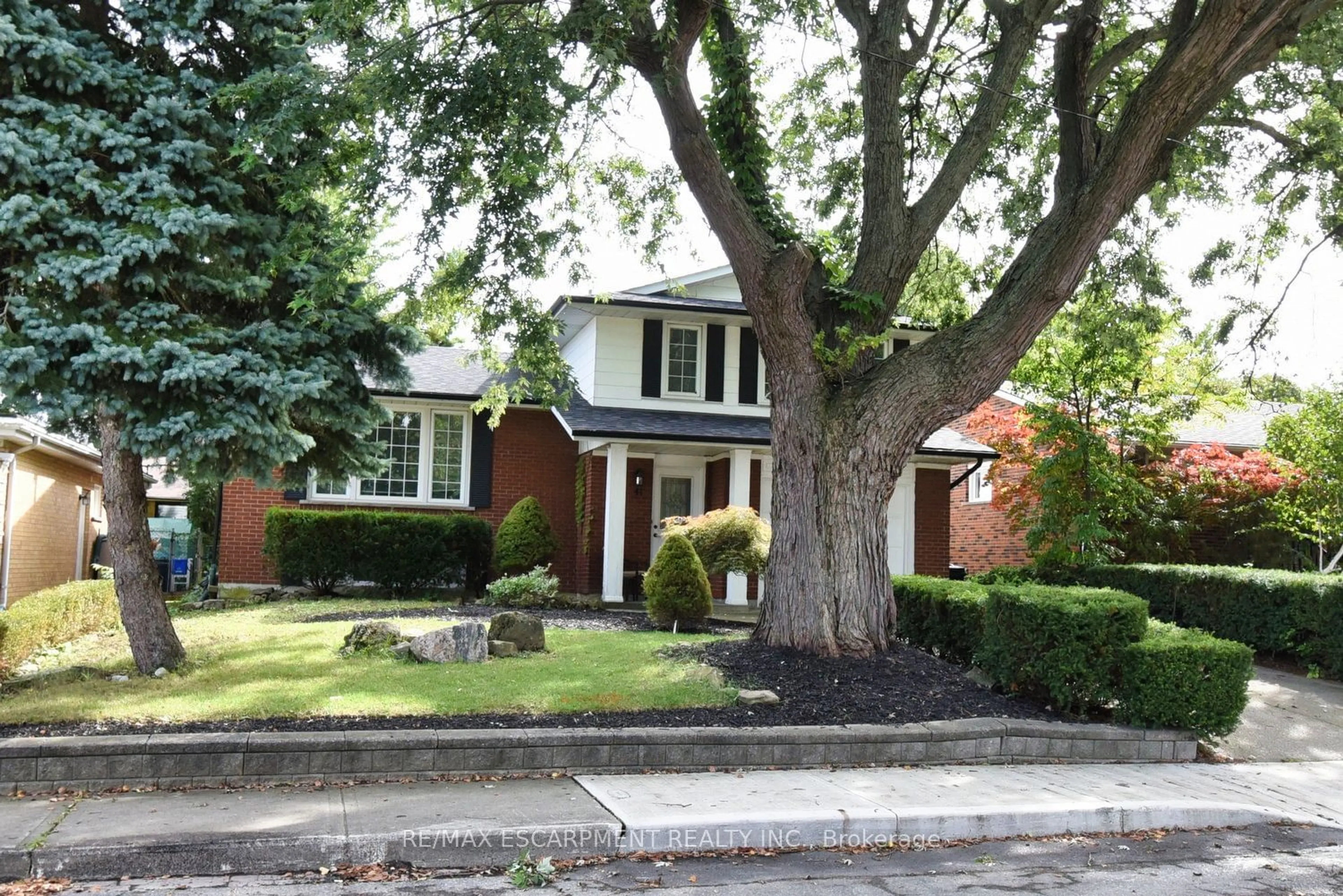 Home with brick exterior material for 41 Sarasota Ave, Hamilton Ontario L9C 3X1