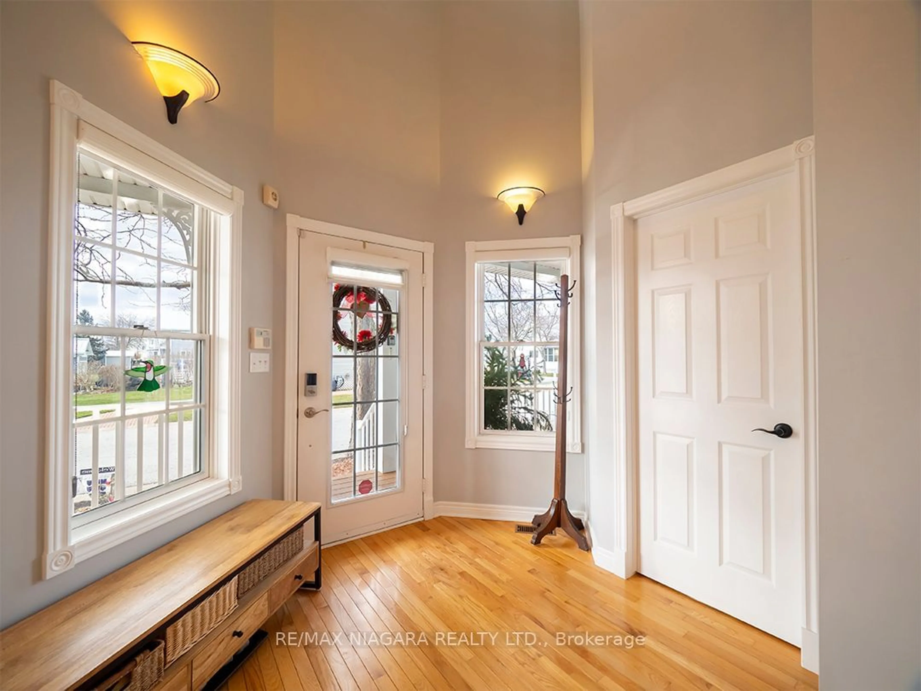 Indoor entryway, wood floors for 4 Mariner's Lane, Fort Erie Ontario L0S 1B0