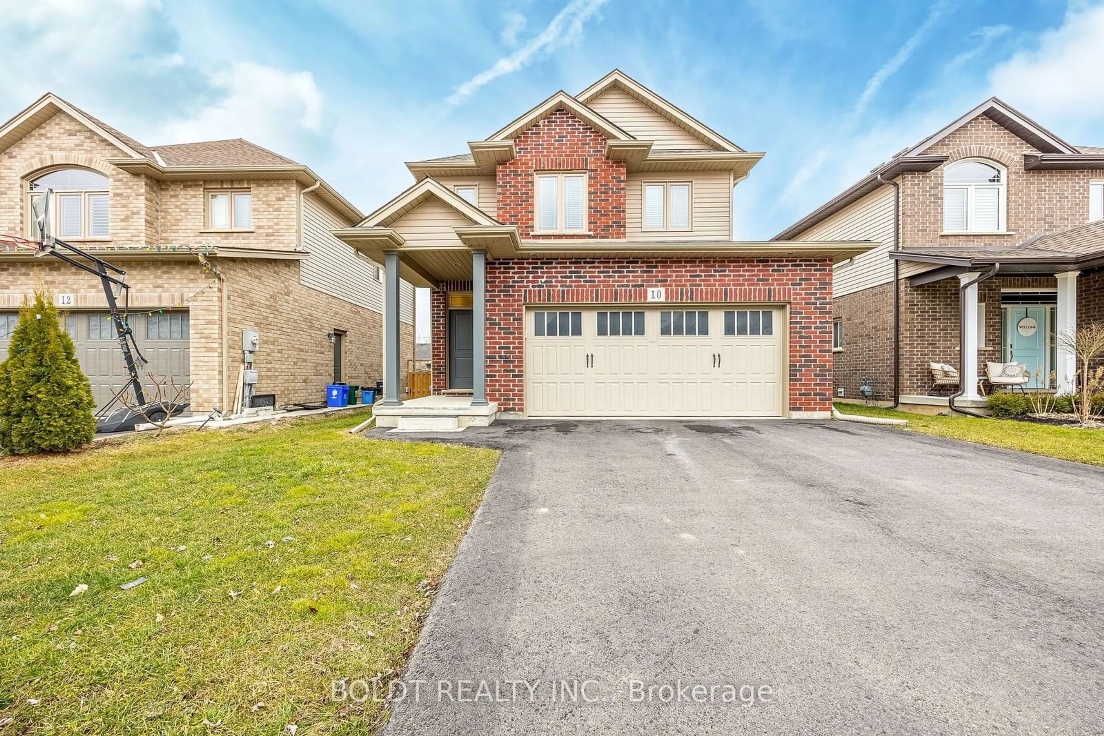 Frontside or backside of a home, the street view for 10 Bergenstein Cres, Pelham Ontario L0S 1E0