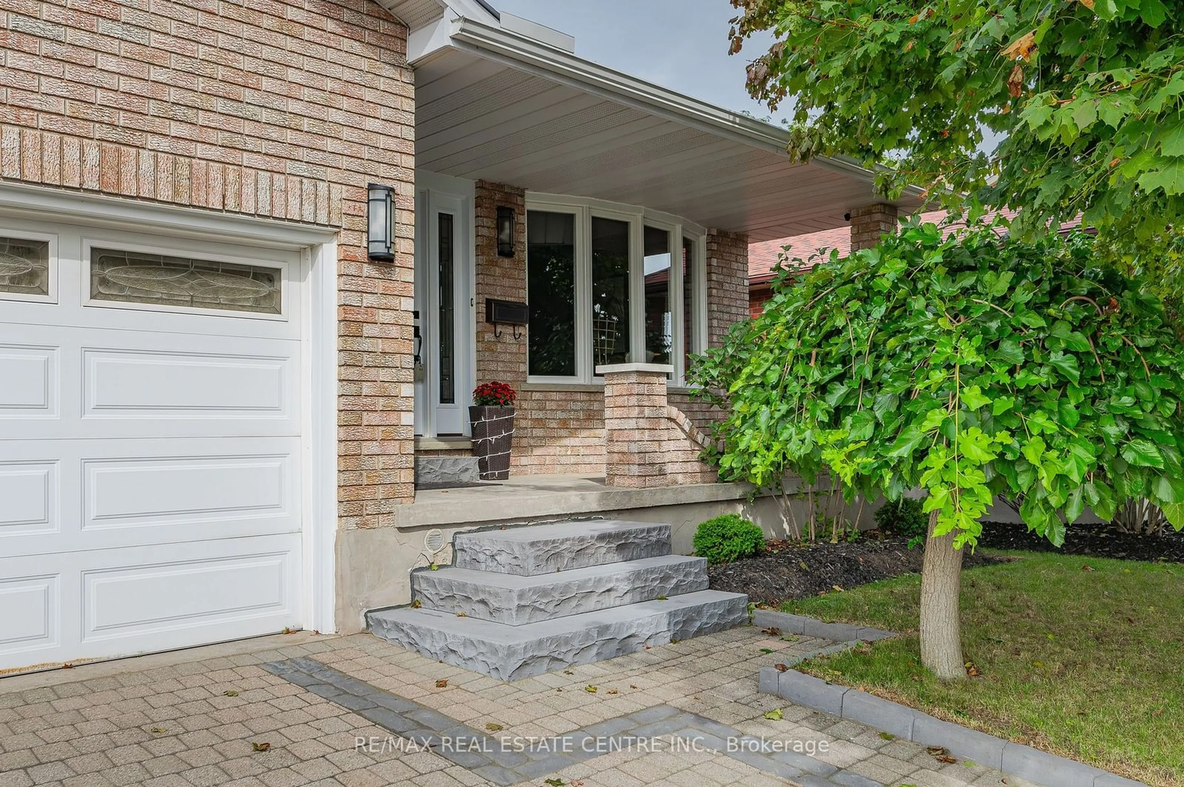 Home with brick exterior material for 650 Champlain Blvd, Cambridge Ontario N1R 7Z7