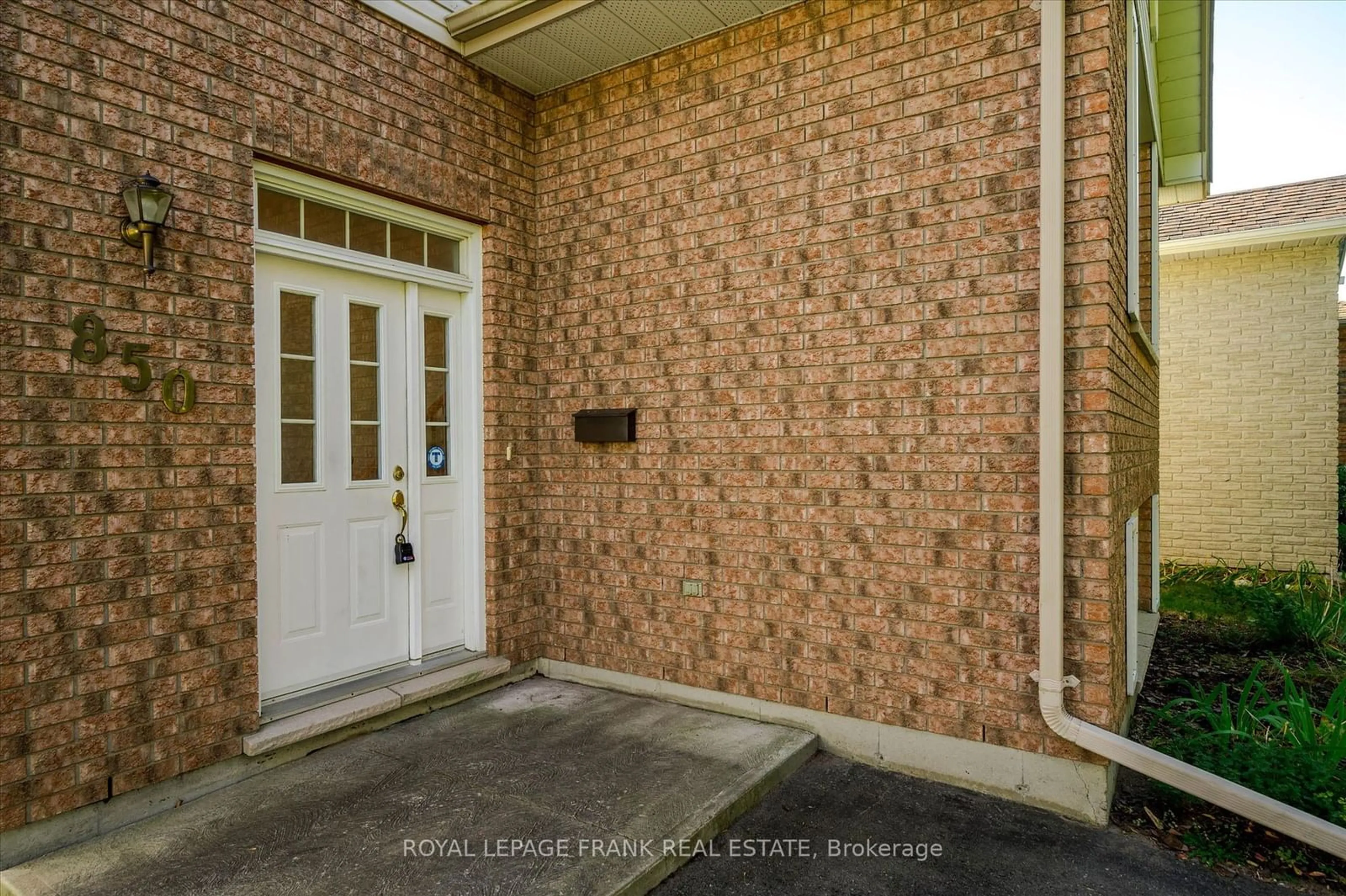 Indoor entryway for 850 Abbey Lane, Peterborough Ontario K9H 7N6