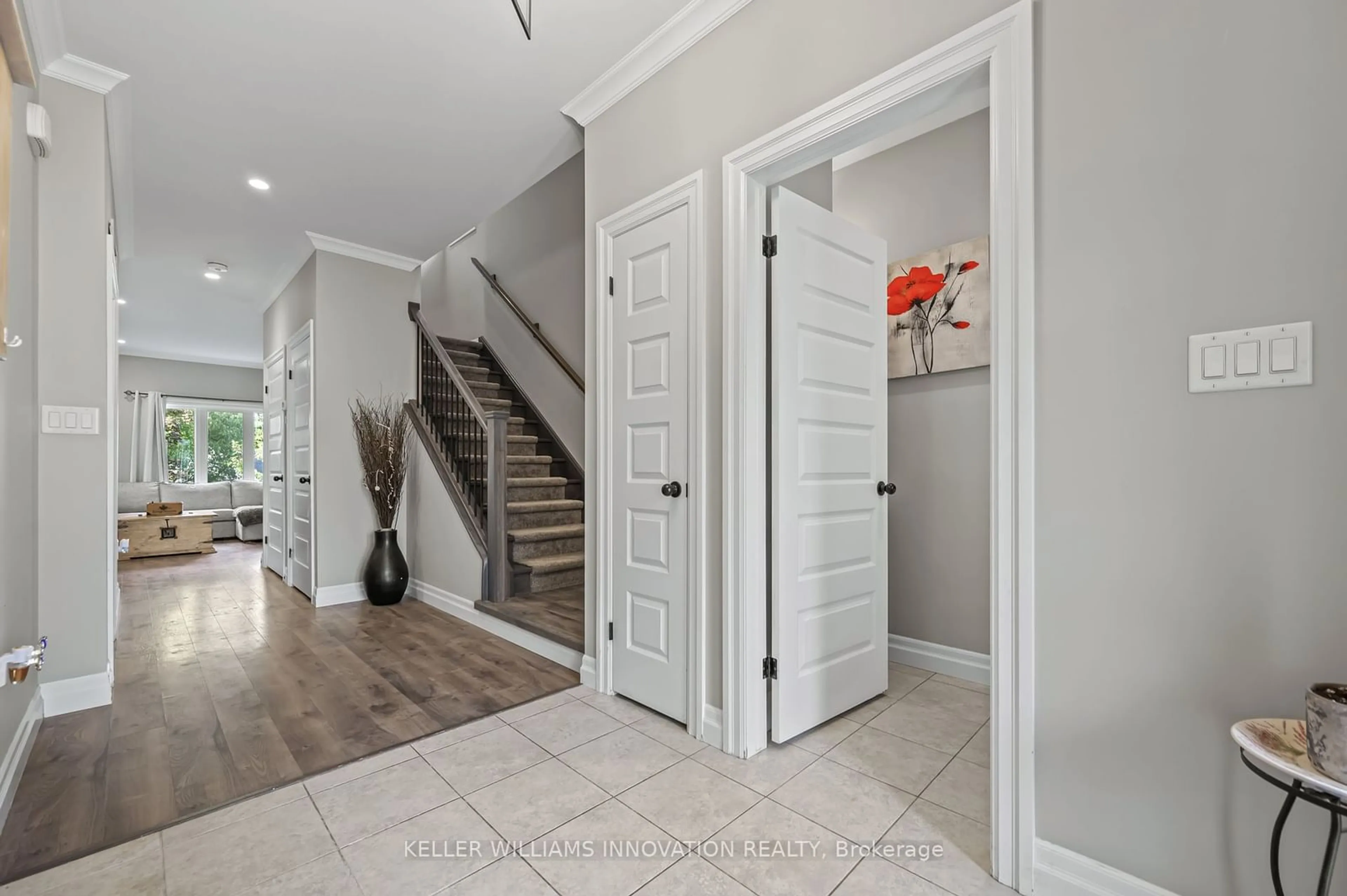 Indoor entryway, wood floors for 279 Oak St, Lucan Biddulph Ontario N0M 2J0