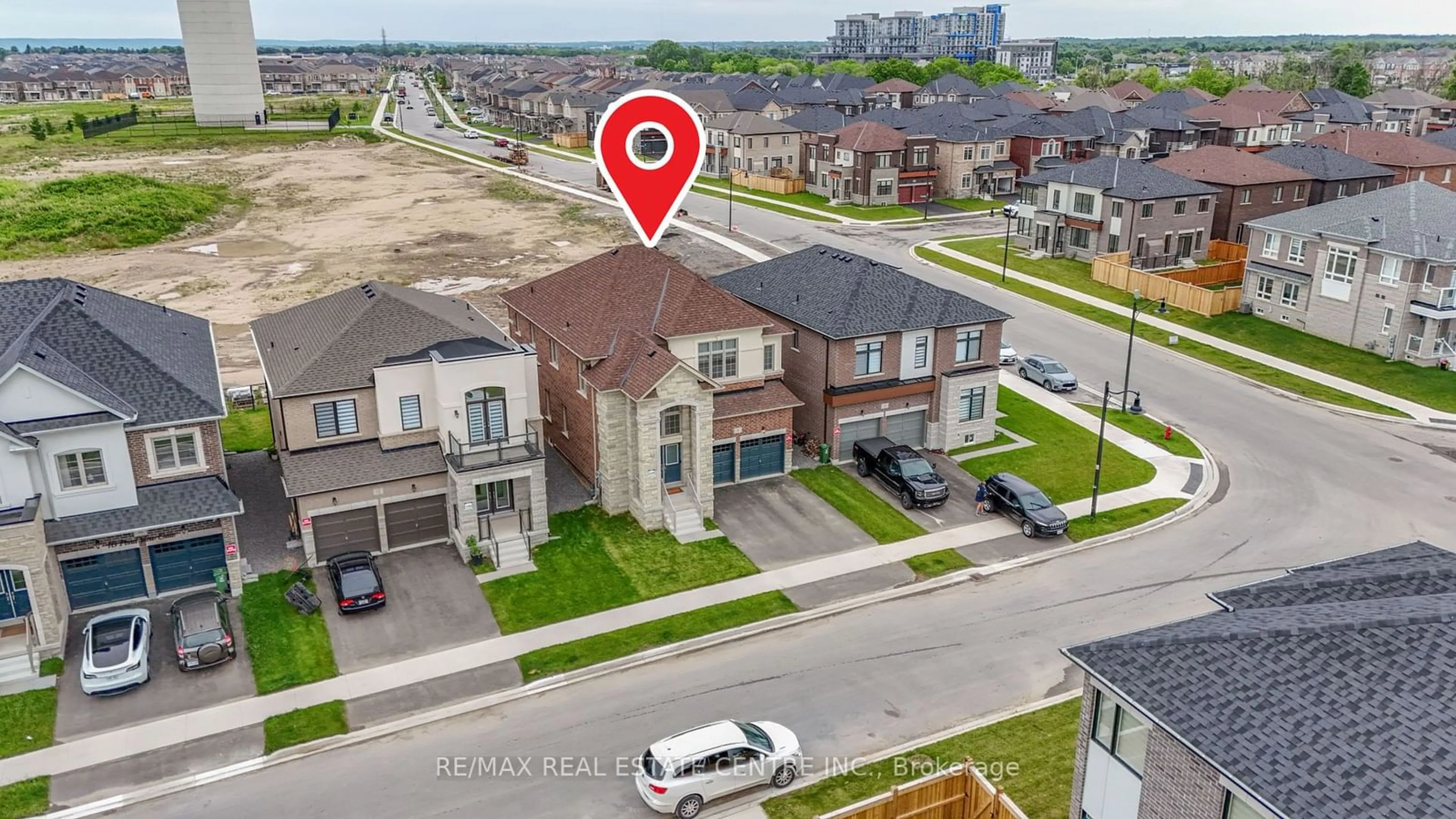 A pic from exterior of the house or condo, the street view for 8 Pond View Gate, Hamilton Ontario L8B 2A1