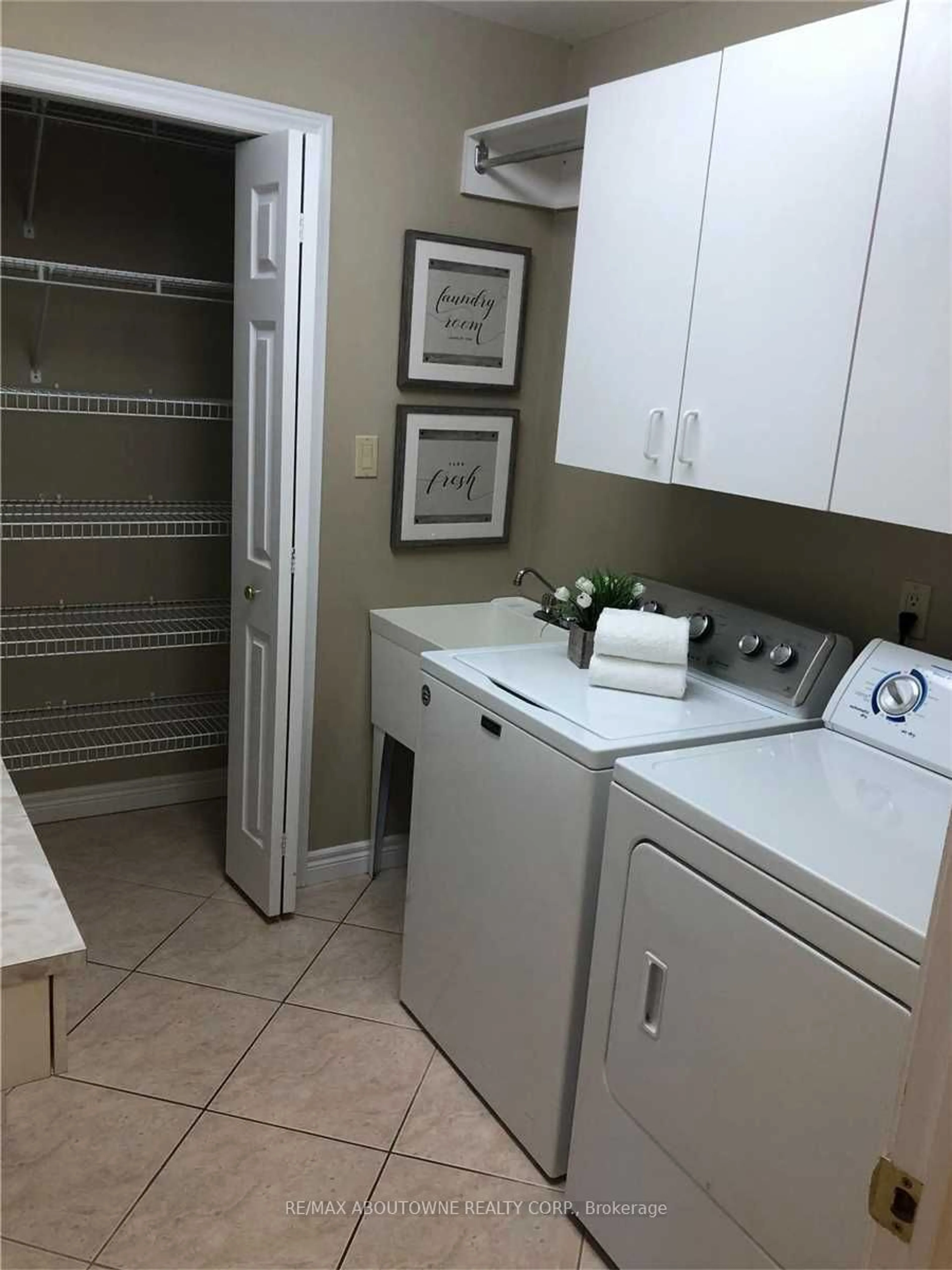 Laundry room for 11056 Firgrove Dr, Windsor Ontario N8P 1M4