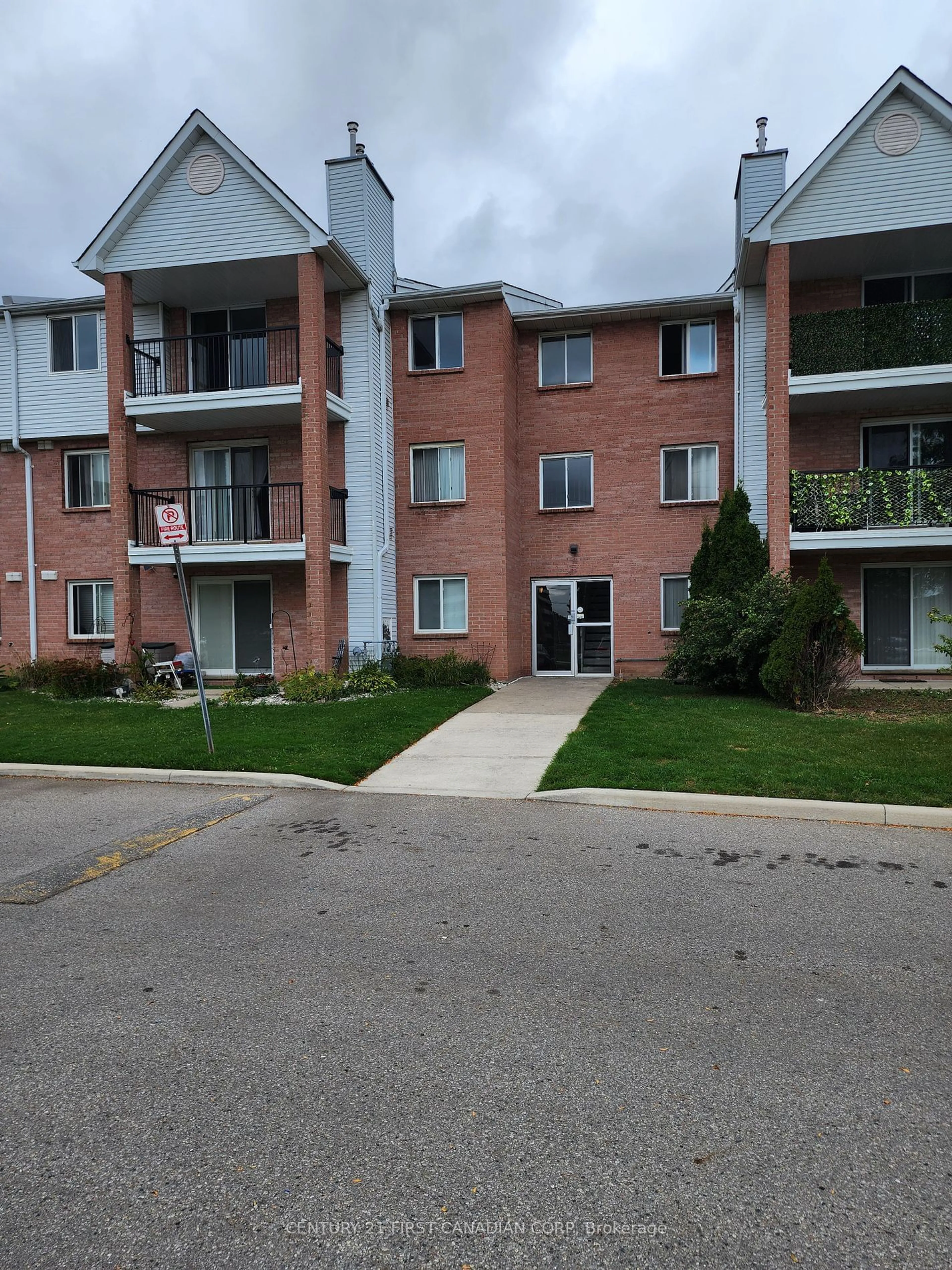 A pic from exterior of the house or condo, the front or back of building for 1096 Jalna Blvd #111, London Ontario N6E 3B8