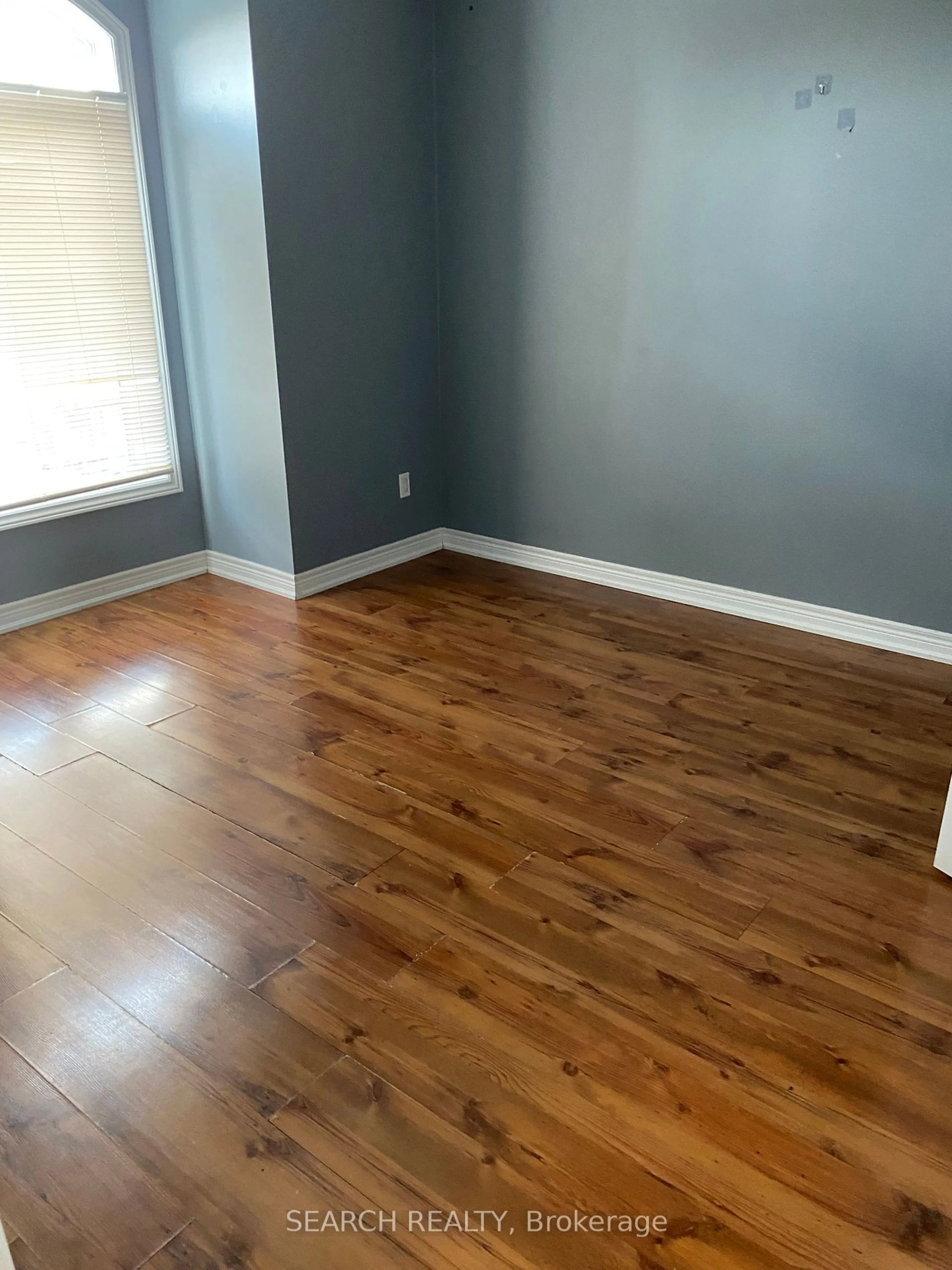 A pic of a room, wood floors for 9 Chestnut St, St. Catharines Ontario L2T 1G6