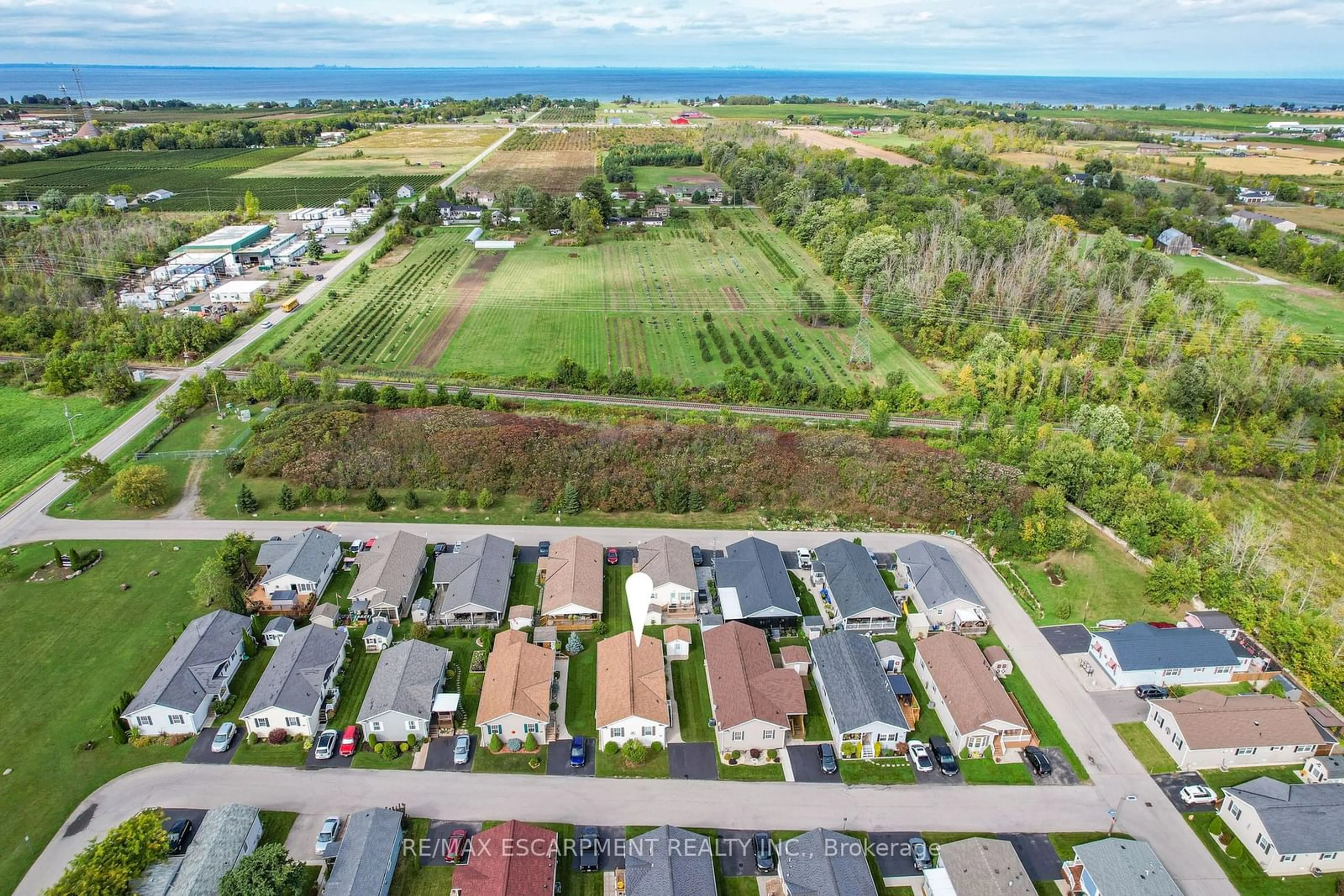 A pic from exterior of the house or condo, the fenced backyard for 4577 Sara Lane, Lincoln Ontario L3J 0W1