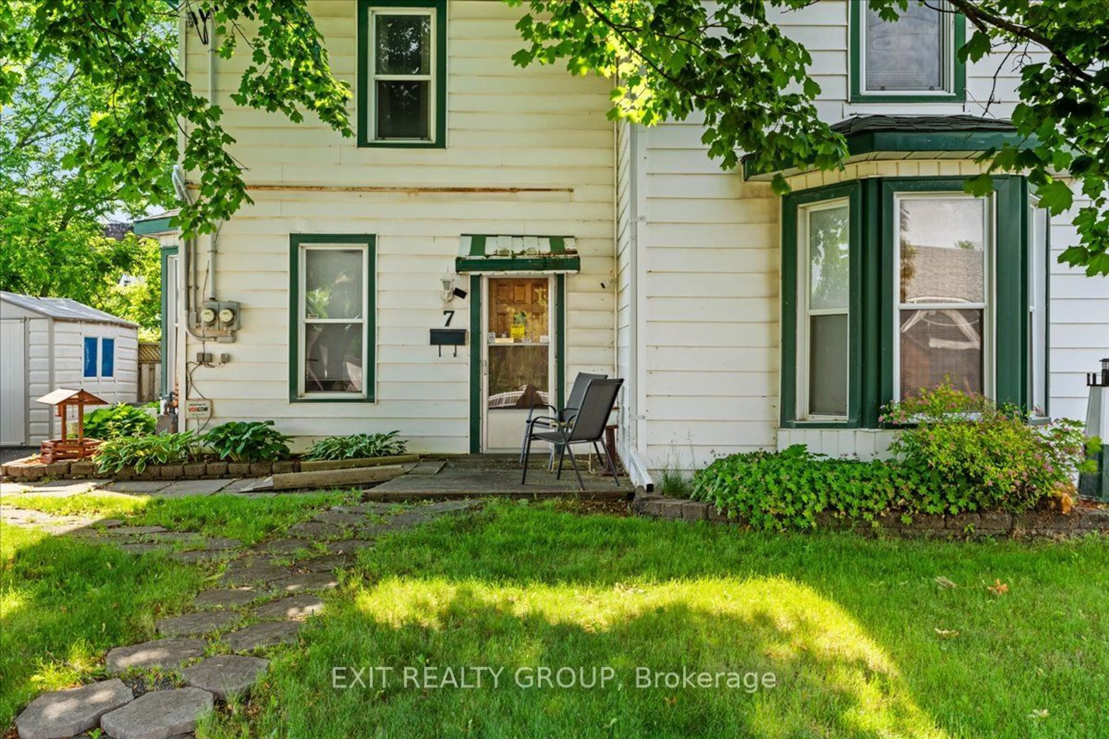 Indoor entryway for 7 Radeski St, Quinte West Ontario K8V 4H2