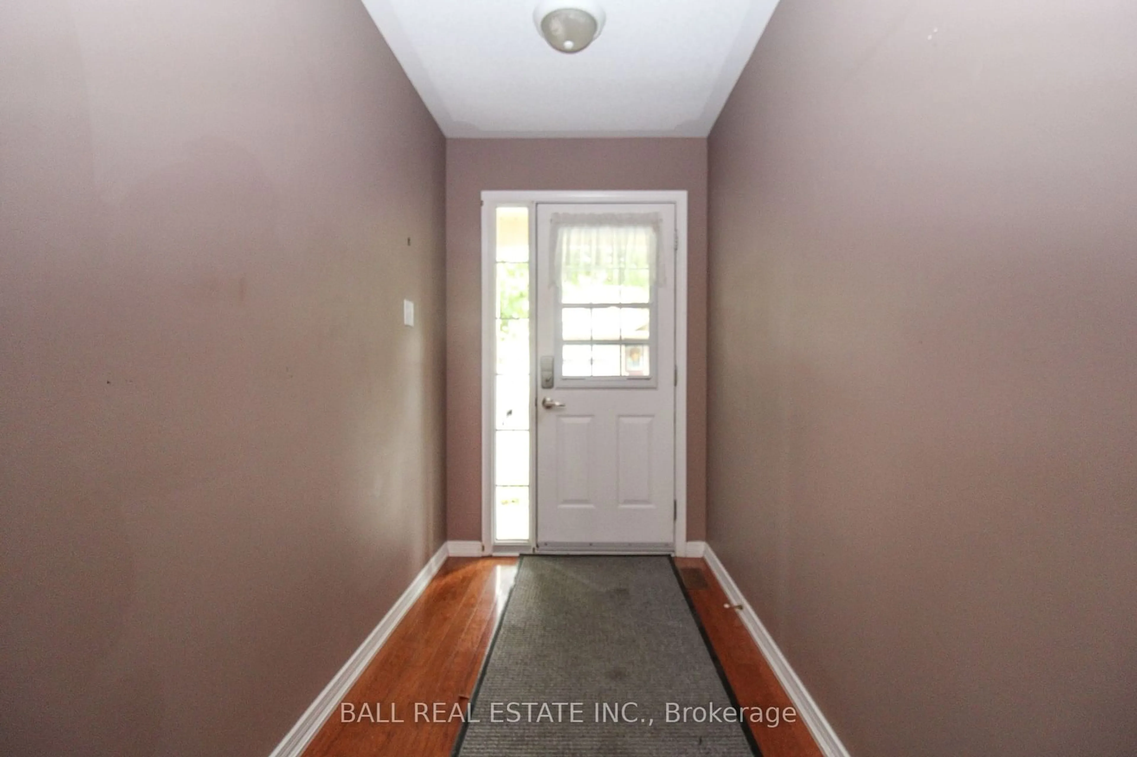 Indoor entryway, wood floors for 877 Wentworth St #13, Peterborough Ontario K9J 8R7