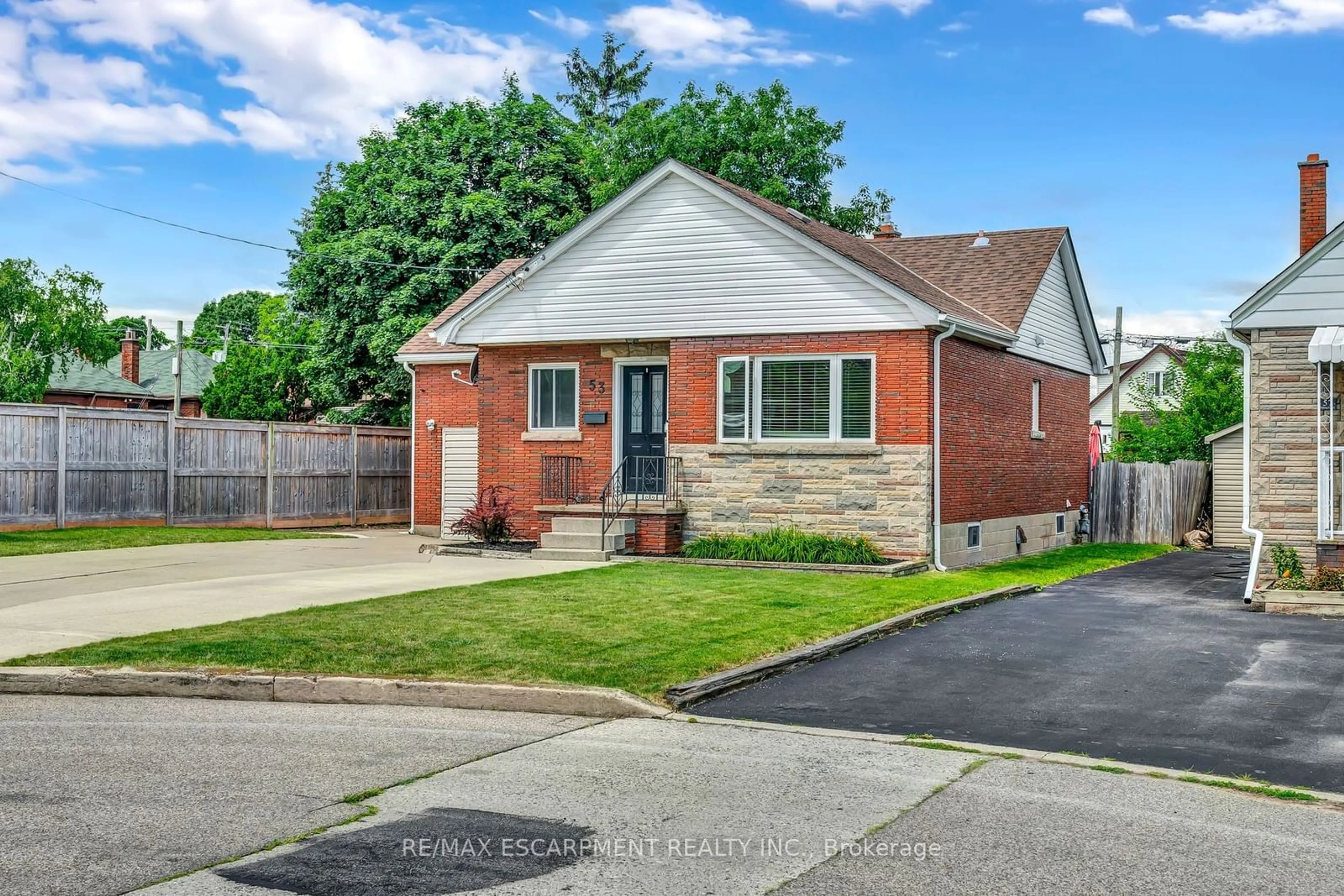 Frontside or backside of a home for 53 Paling Crt, Hamilton Ontario L8H 5J3