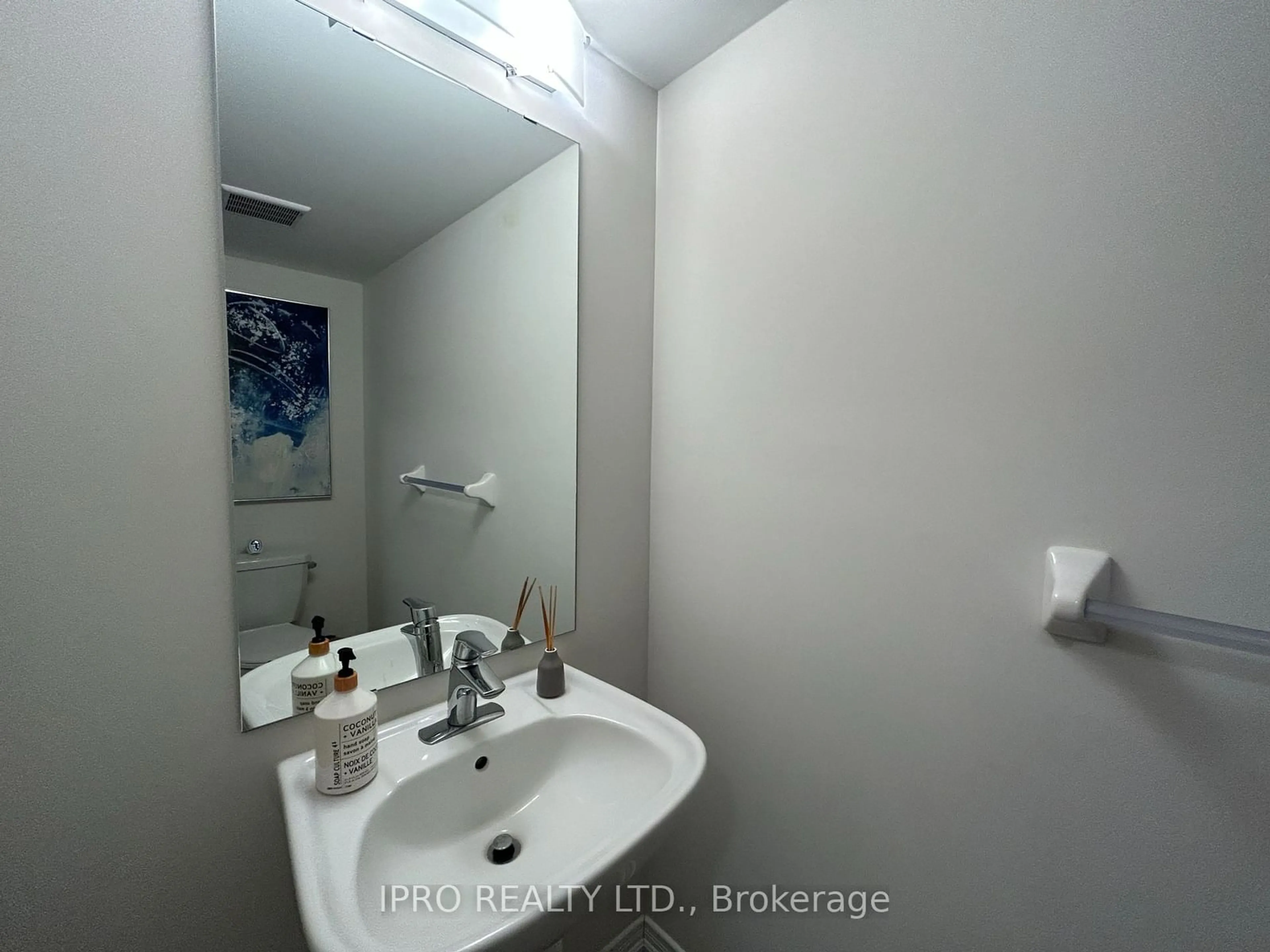 Standard bathroom for 122 Munro Circ, Brantford Ontario N3T 0R4