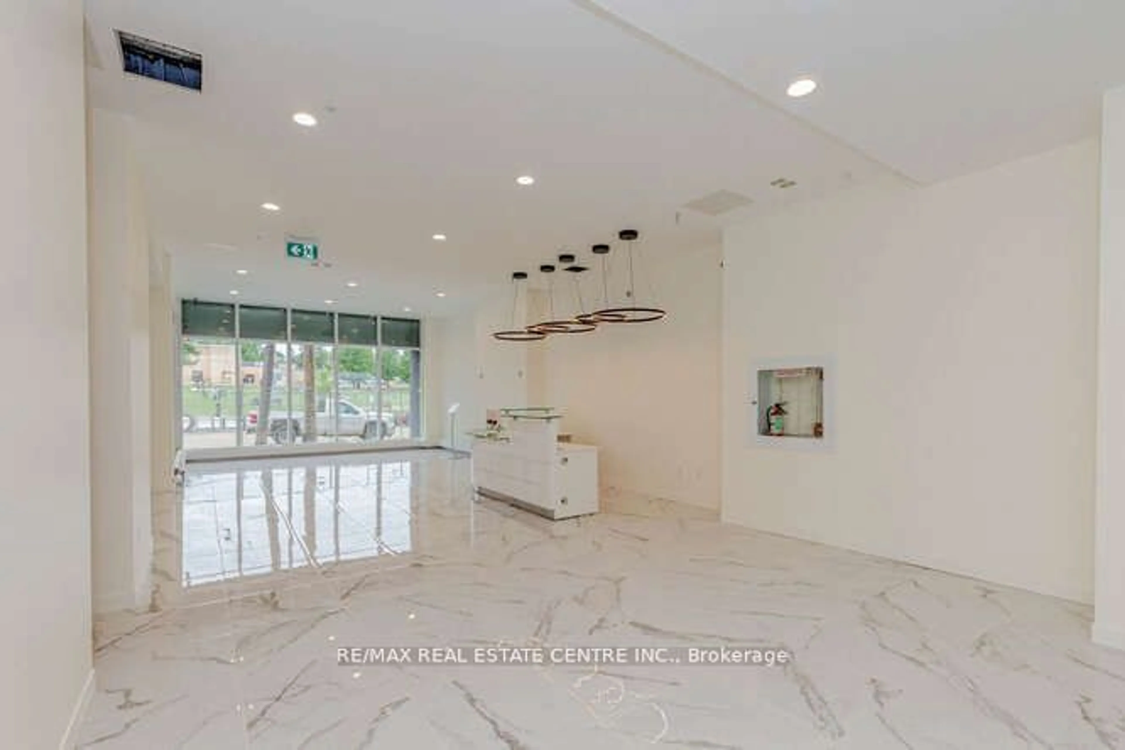 Indoor foyer, ceramic floors for 128 King St #804, Waterloo Ontario N2J 2X9