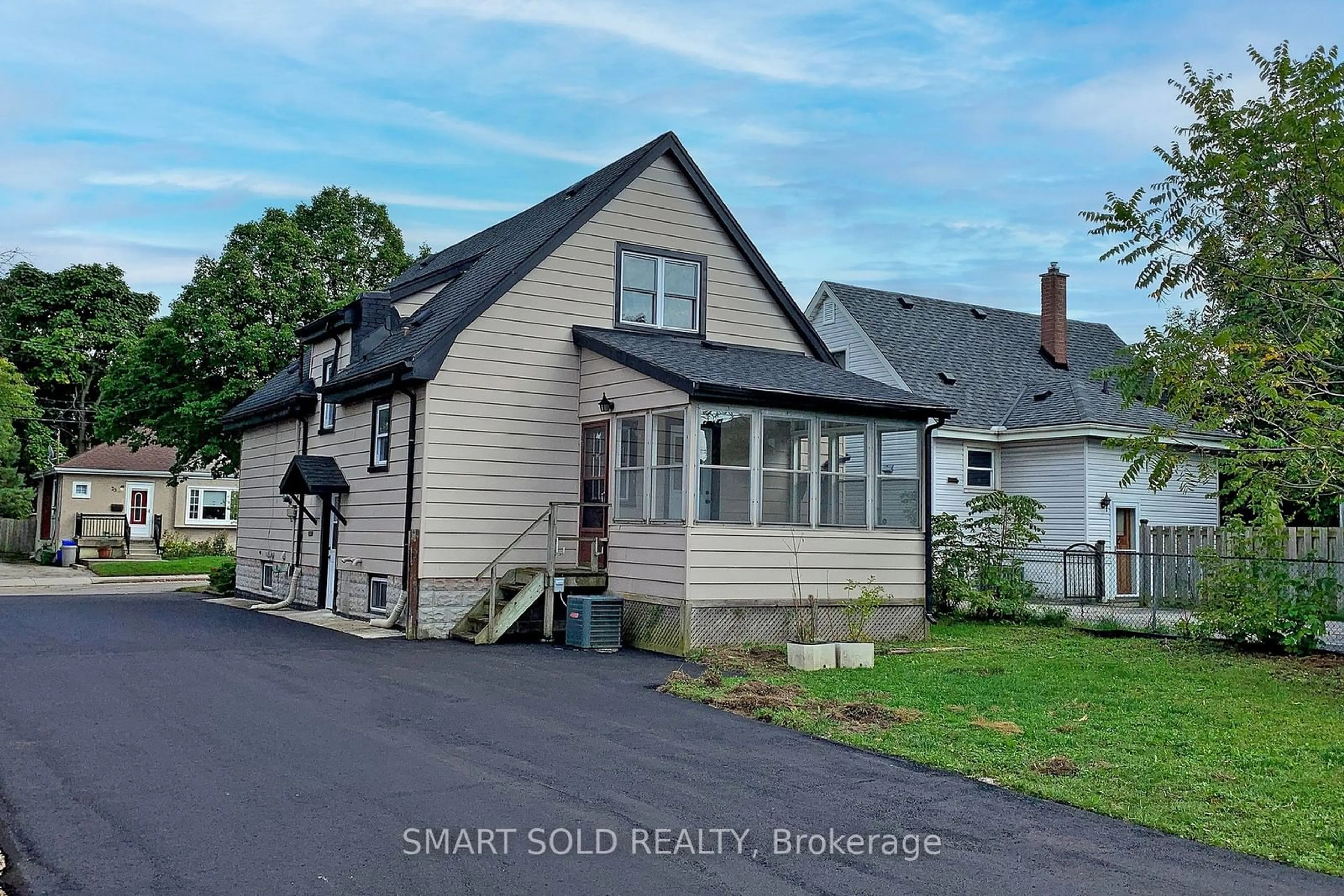 Frontside or backside of a home for 32 David Ave, Hamilton Ontario L9A 3V1