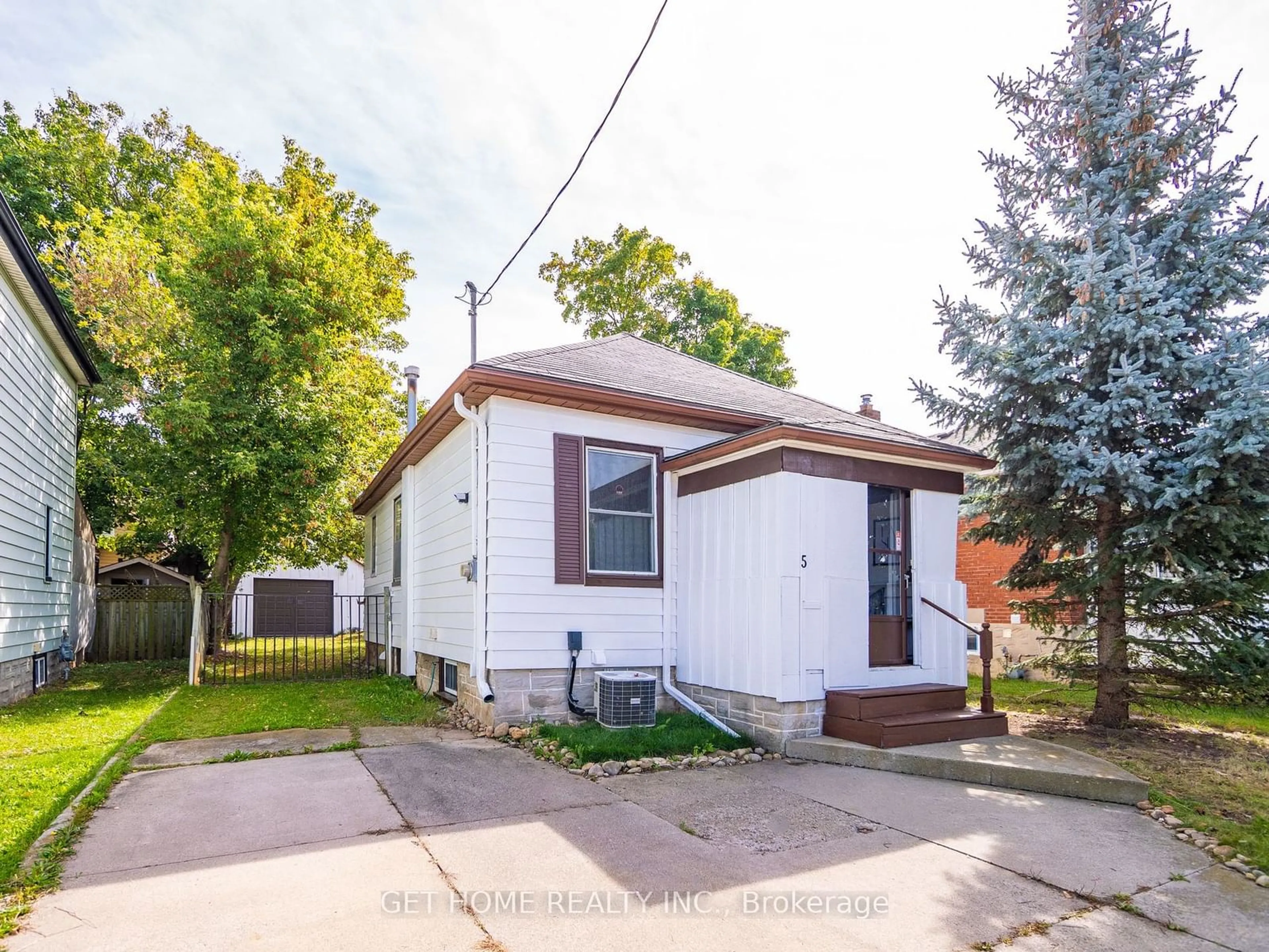 Frontside or backside of a home for 5 Easton St, Cambridge Ontario N1R 1G3