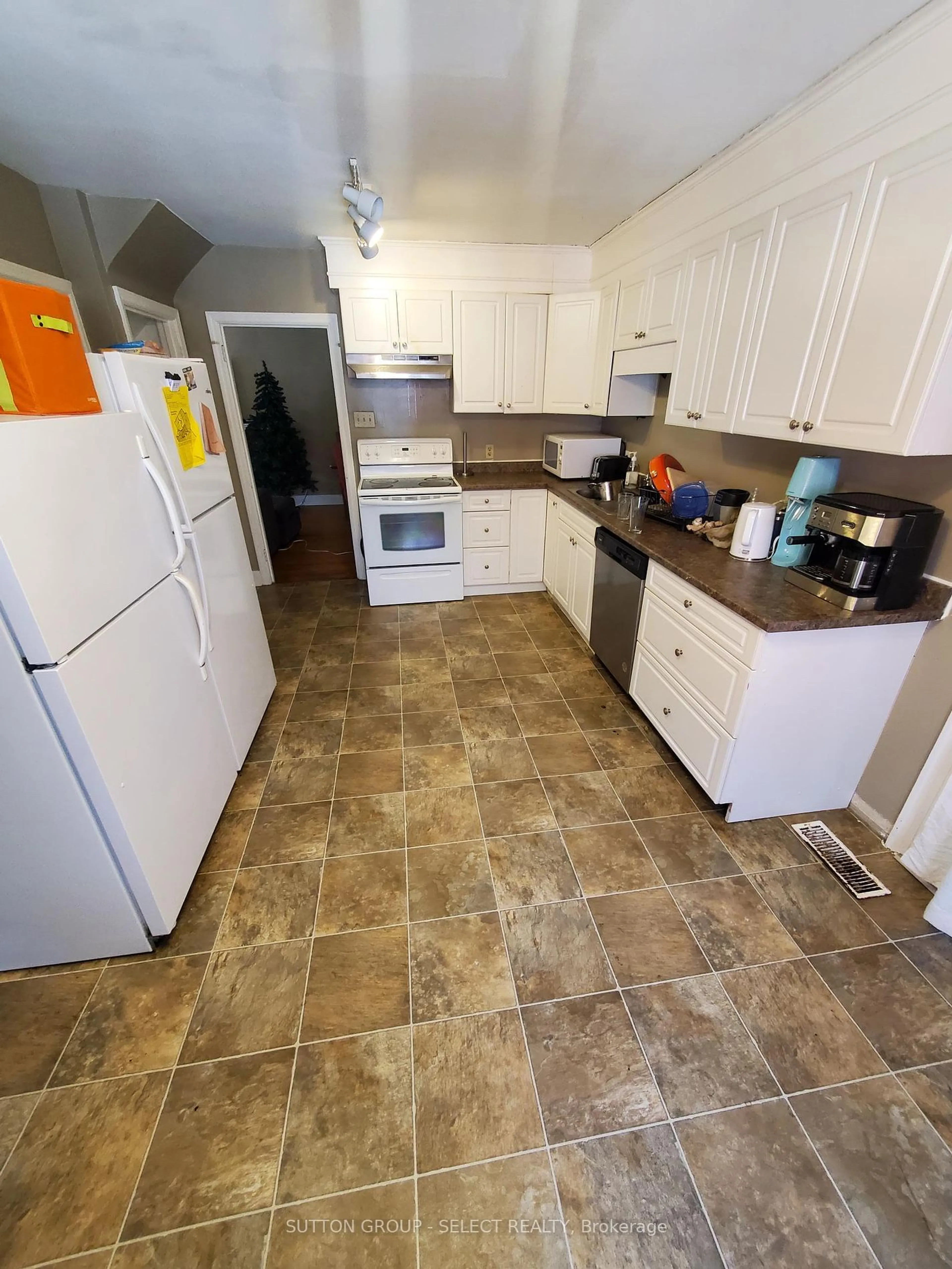 Standard kitchen, ceramic/tile floor for 1035 Brough St, London Ontario N6A 3N5