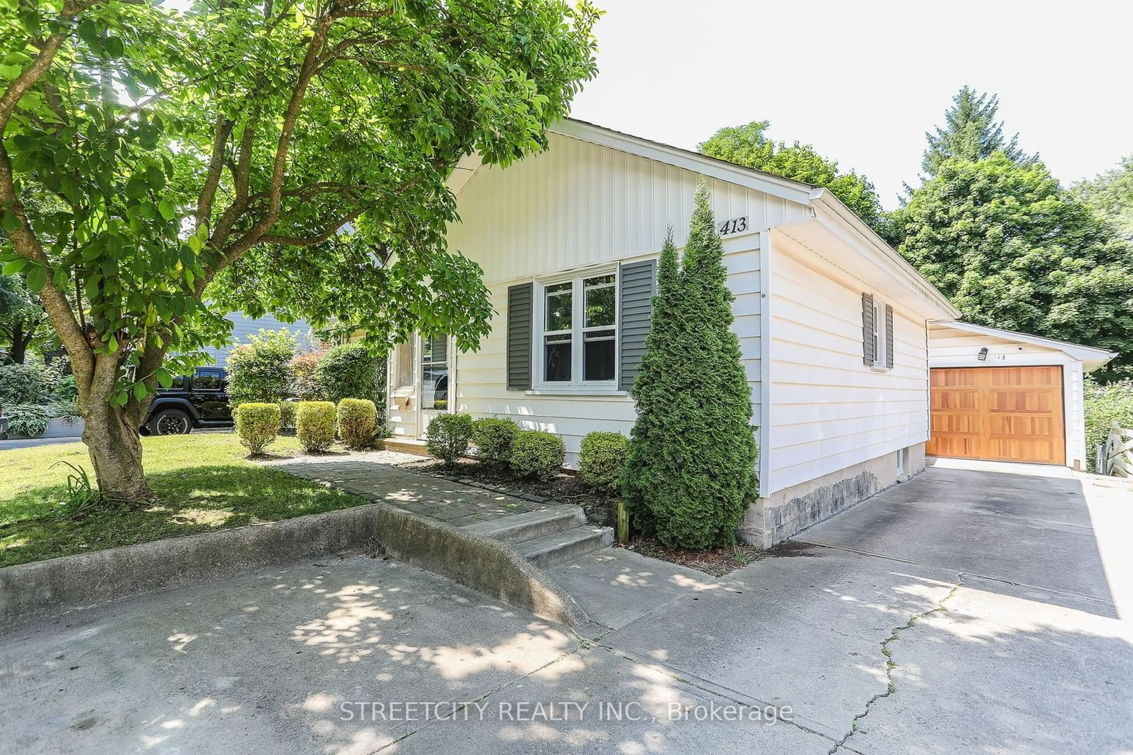 Frontside or backside of a home, cottage for 413 Byron Blvd, London Ontario N6K 2L6