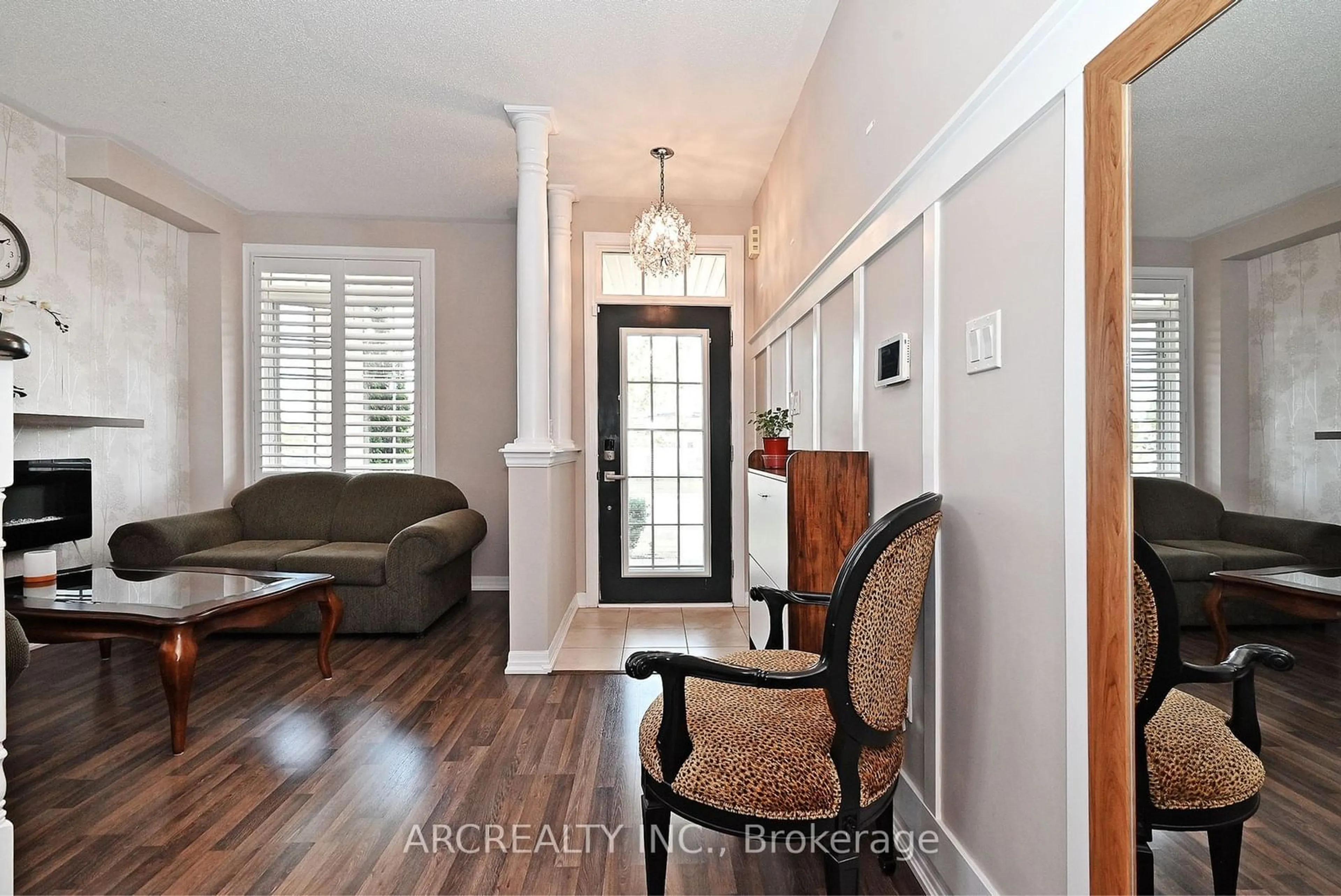 Indoor entryway, wood floors for 60 Dominion Cres, Niagara-on-the-Lake Ontario L0S 1J0