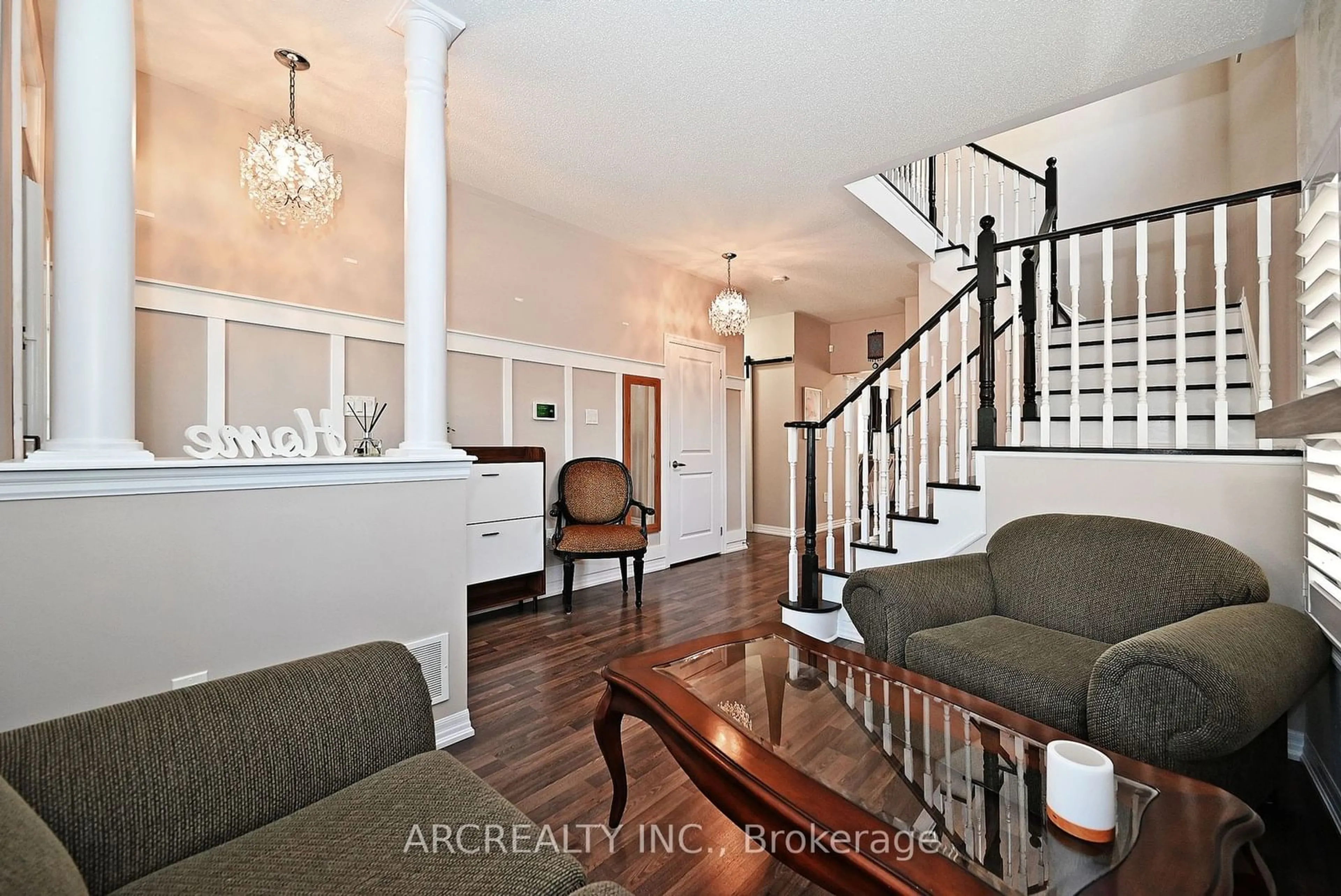 Living room, wood floors for 60 Dominion Cres, Niagara-on-the-Lake Ontario L0S 1J0