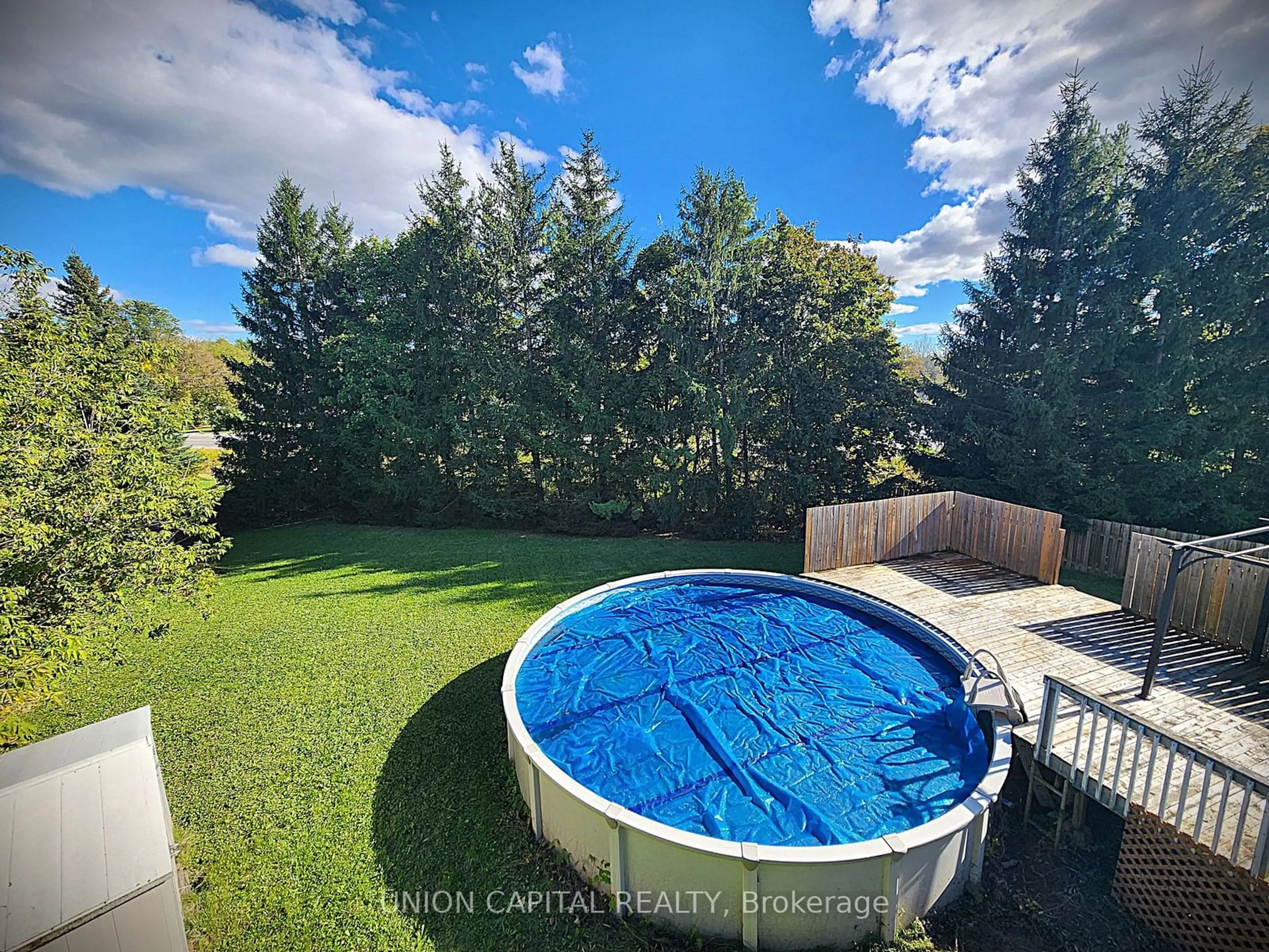 Indoor or outdoor pool for 15 Sarah Cres, Kawartha Lakes Ontario K0L 2W0