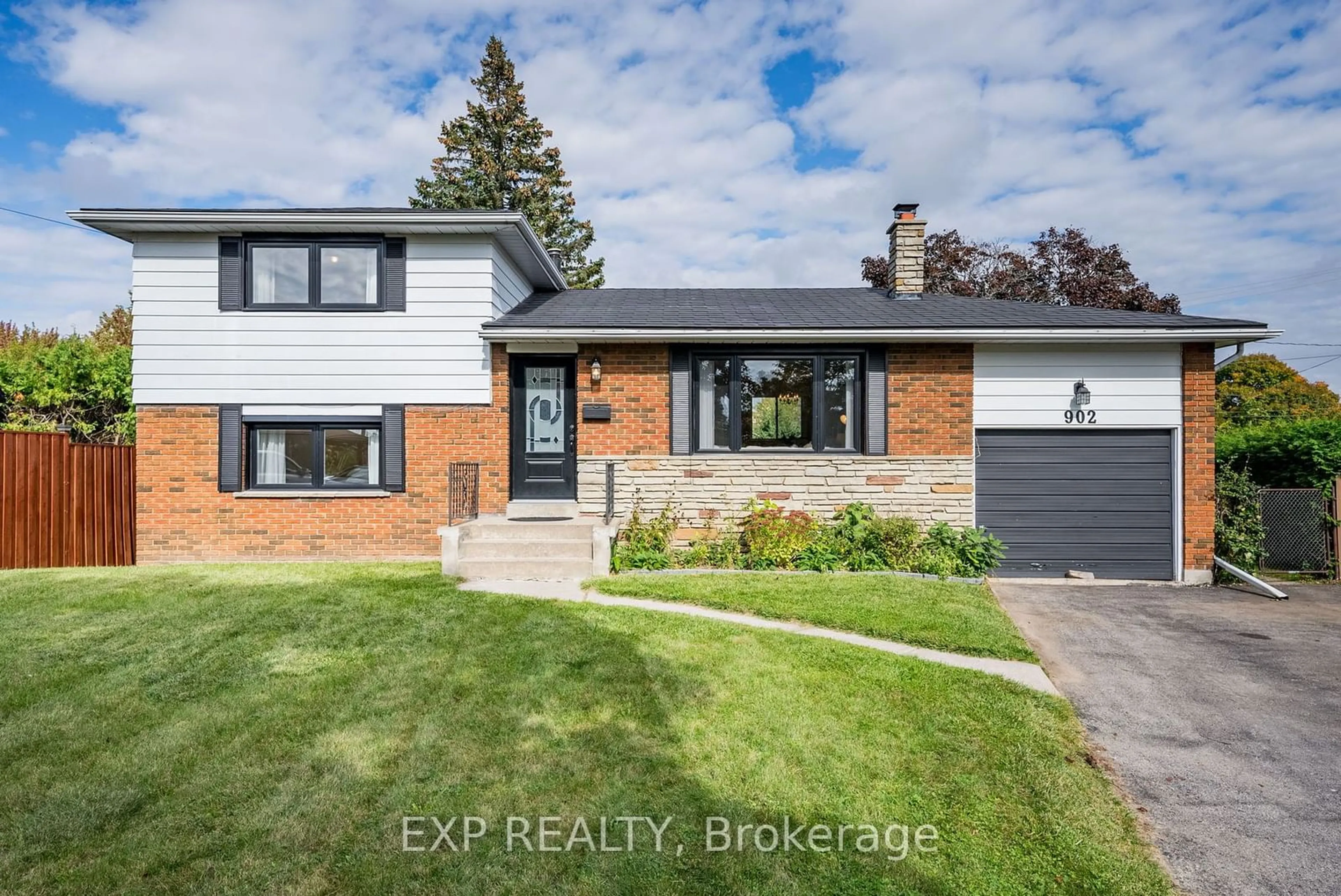 Frontside or backside of a home, the street view for 902 Curtis Cres, Cobourg Ontario K9A 2W1