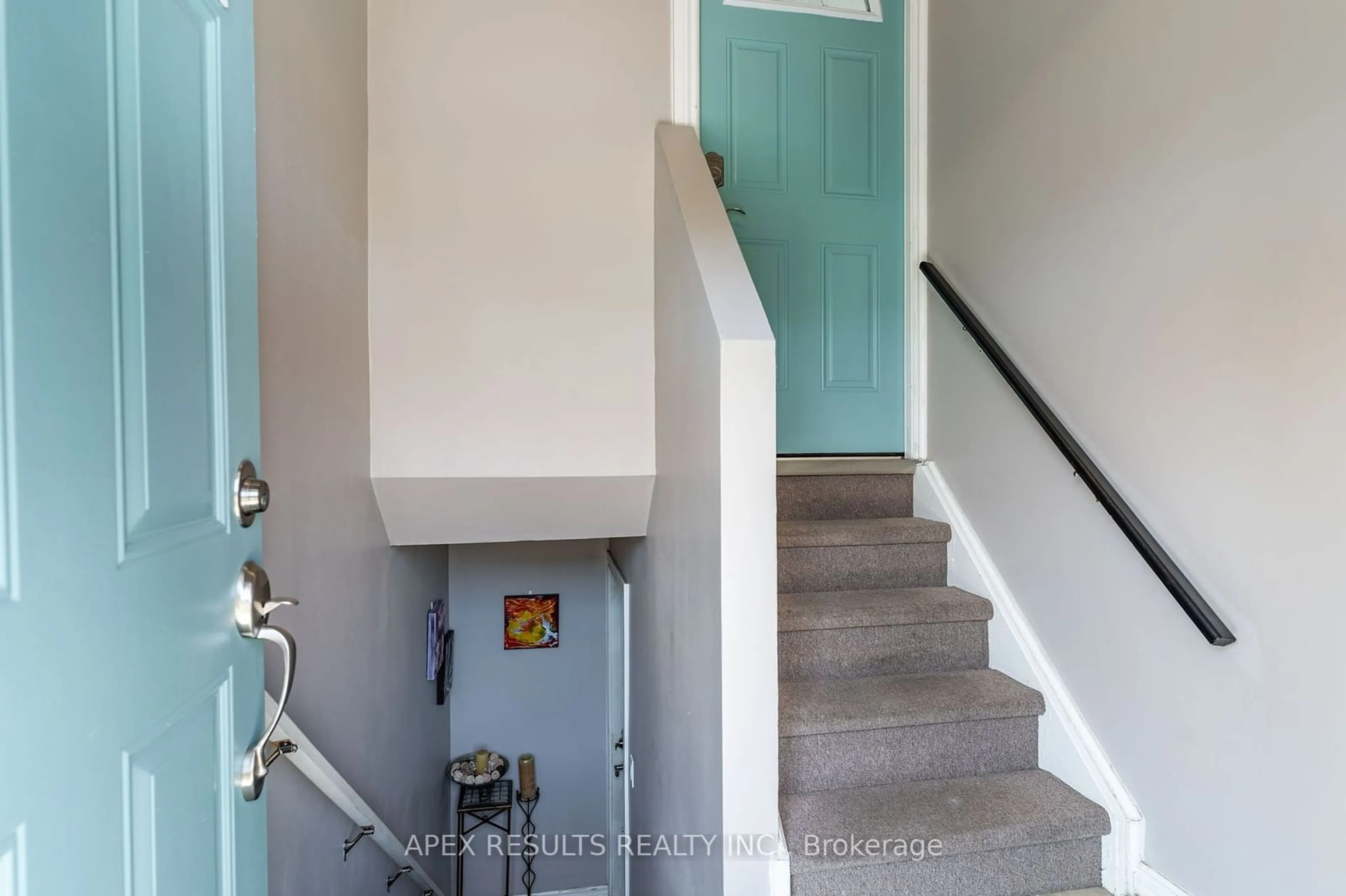 Indoor foyer, unknown floor for 563 James St, Hamilton Ontario L8L 1J8