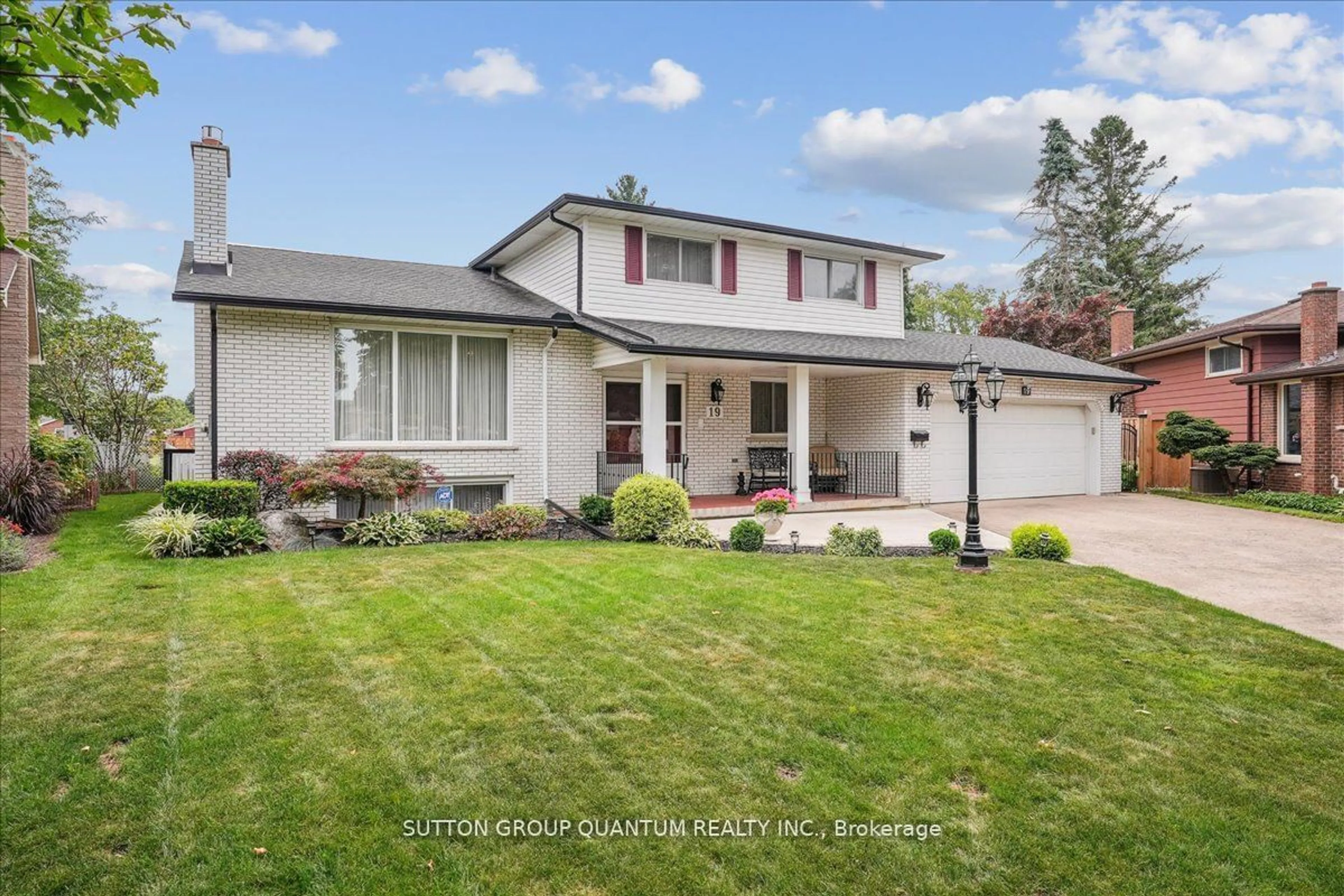 Frontside or backside of a home, cottage for 19 Meadowbrook Cres, St. Catharines Ontario L2M 7G8