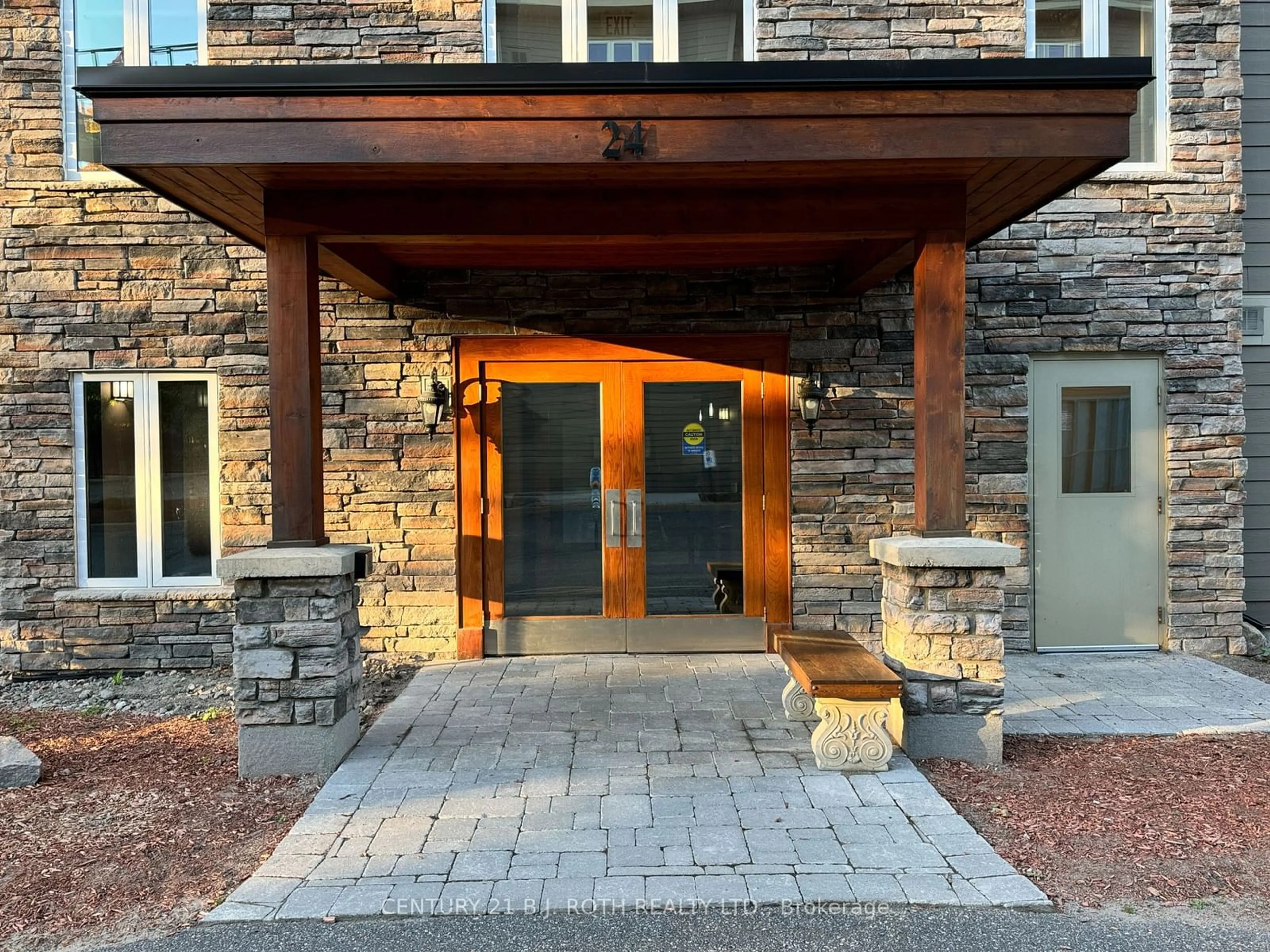 Indoor entryway, wood floors for 24 Dairy Lane, Huntsville Ontario P1H 0A4