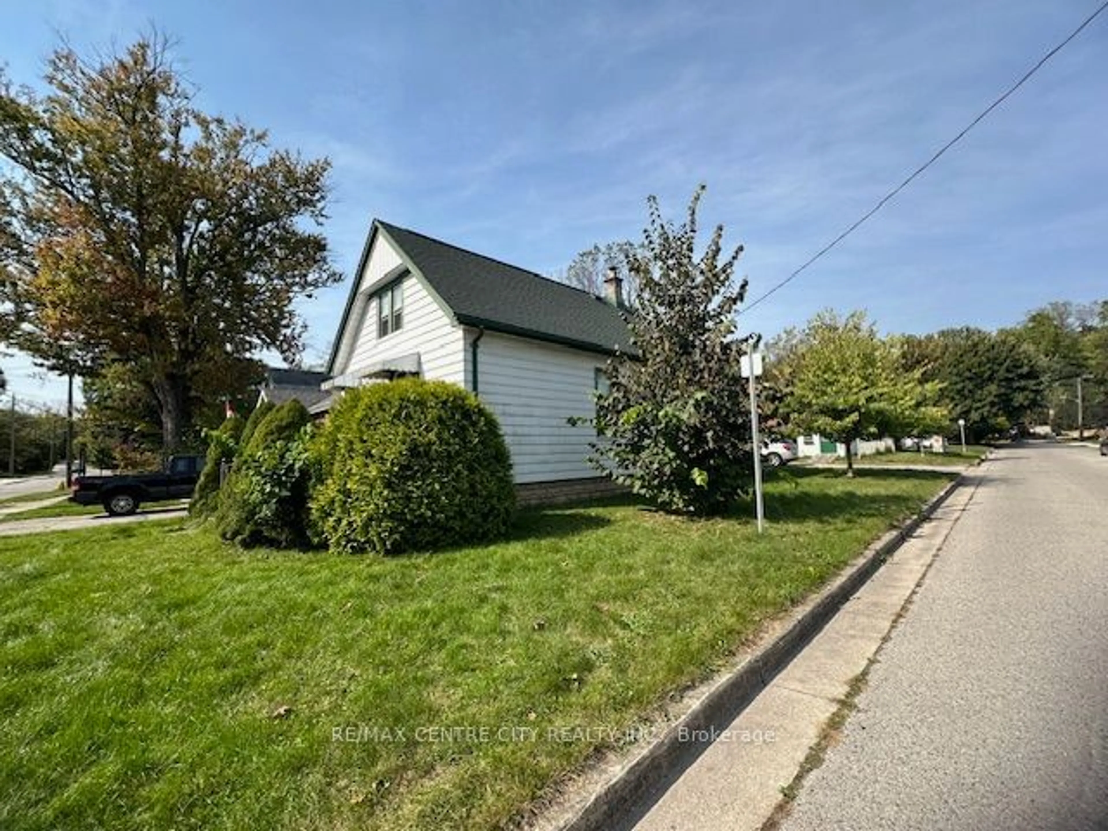 Frontside or backside of a home for 103 Forward Ave, London Ontario N6H 1B9