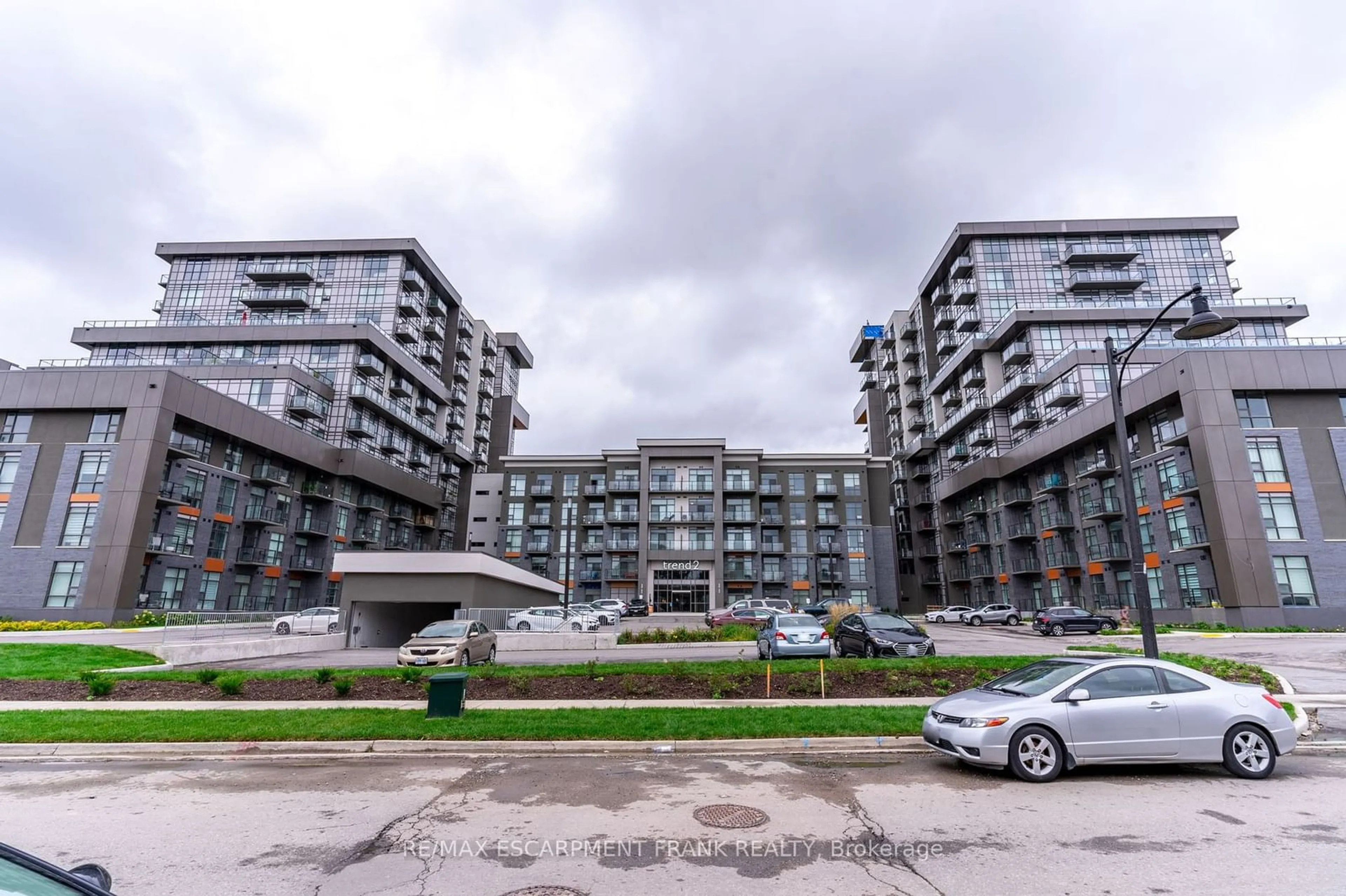 A pic from exterior of the house or condo, the street view for 460 Dundas St #507, Hamilton Ontario L8B 2A5