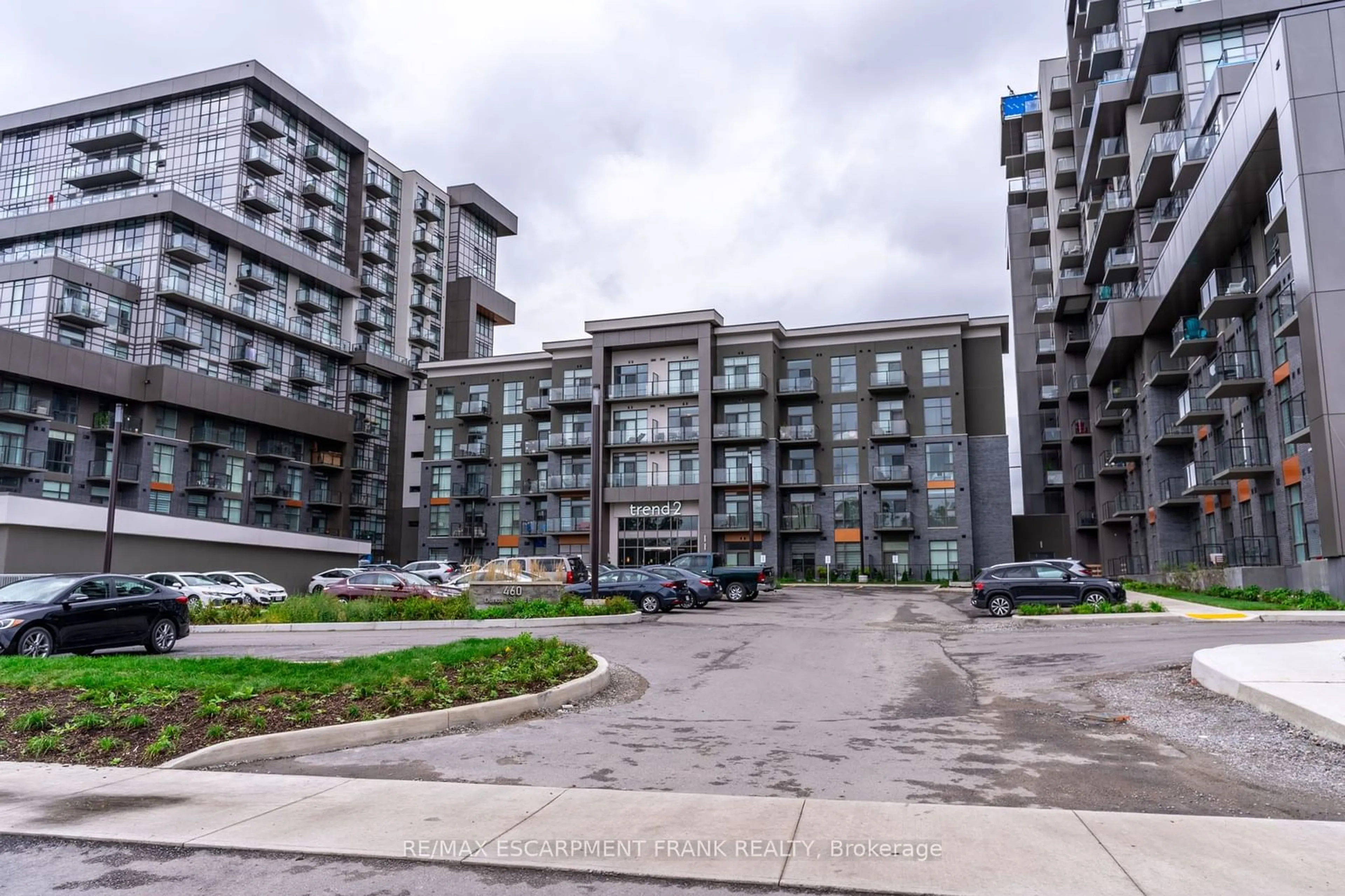 A pic from exterior of the house or condo, the street view for 460 Dundas St #507, Hamilton Ontario L8B 2A5