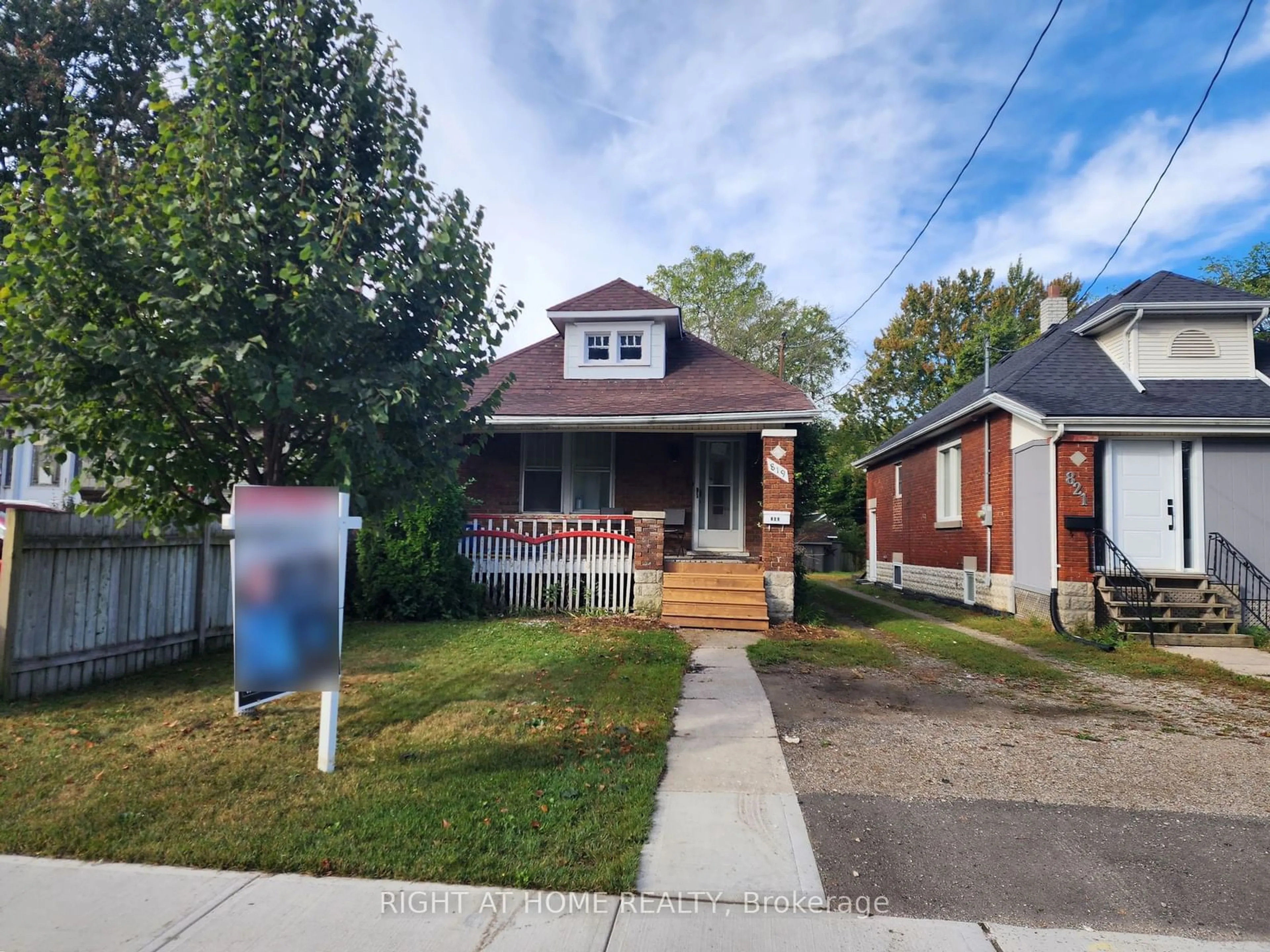 Frontside or backside of a home for 819 Quebec St, London Ontario N5Y 1X3