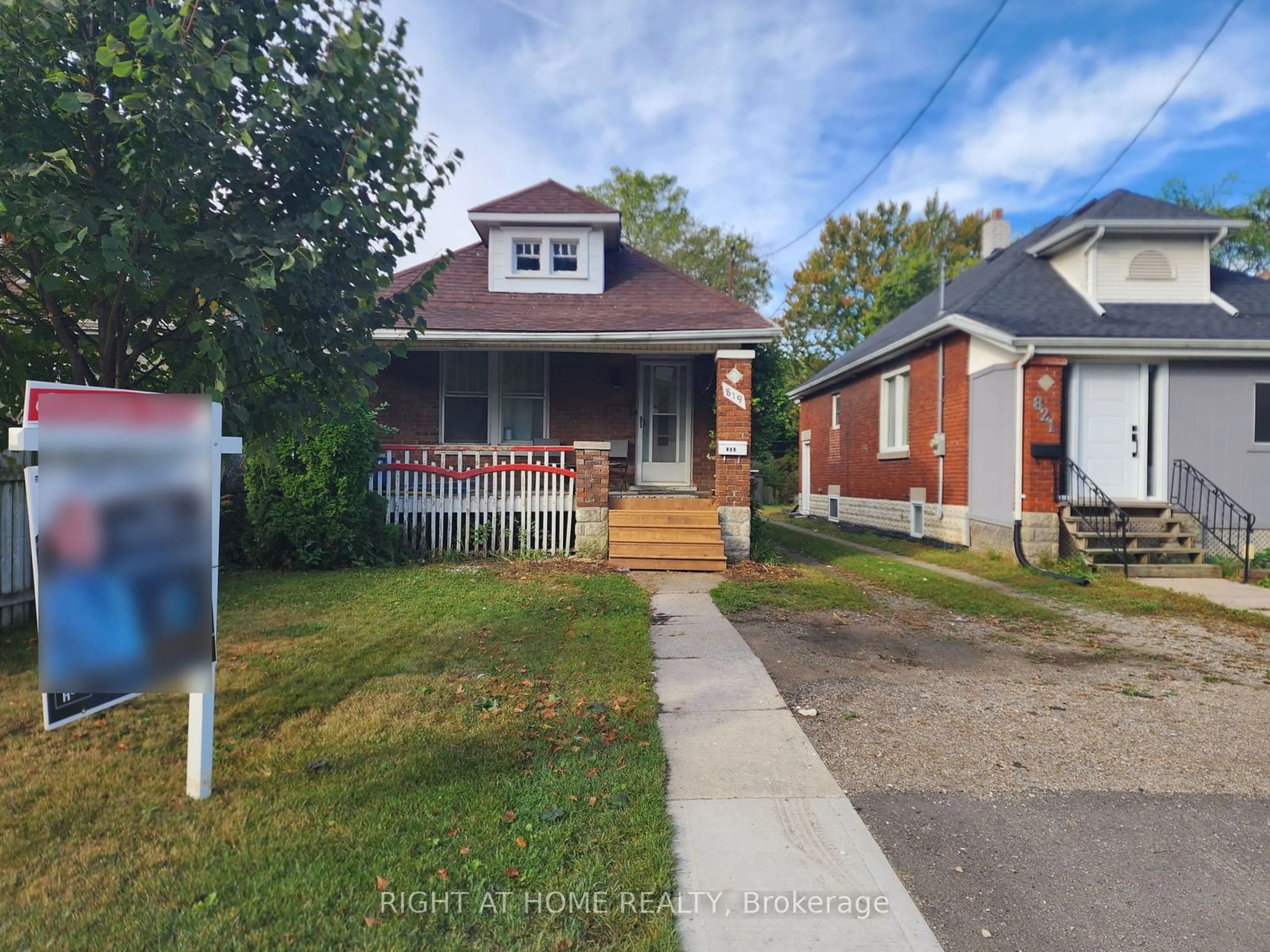 Frontside or backside of a home for 819 Quebec St, London Ontario N5Y 1X3