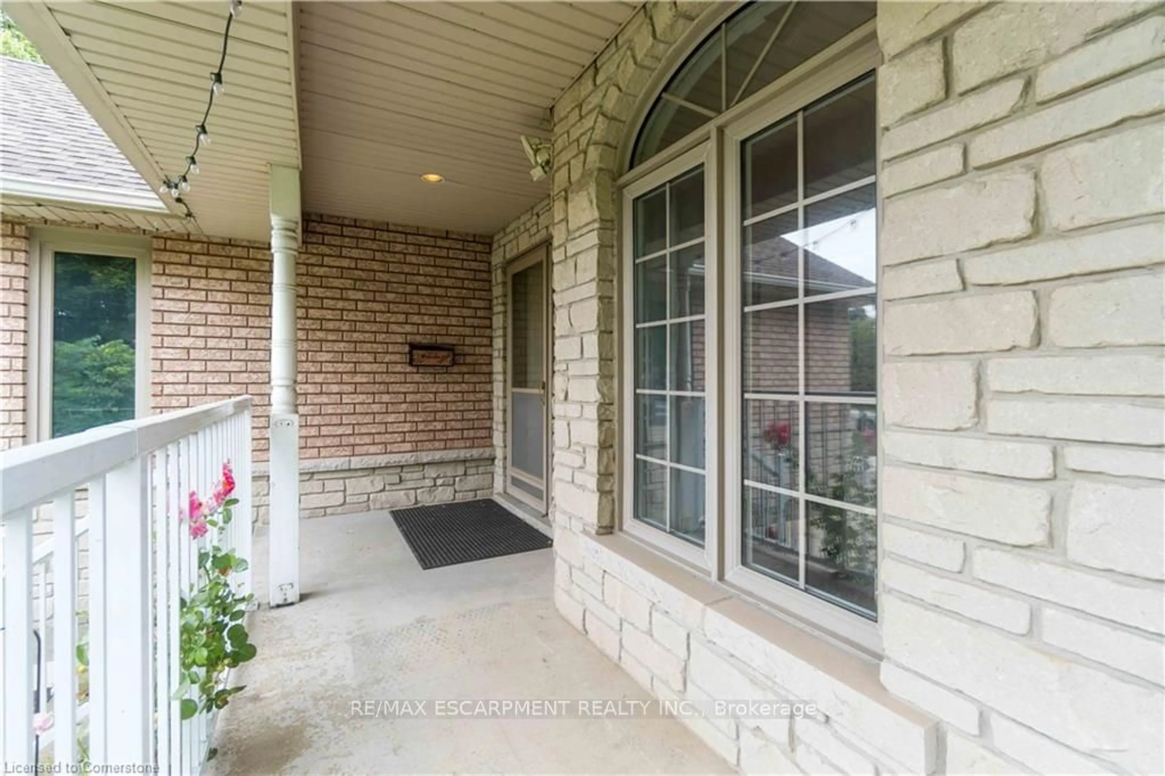 Indoor entryway, ceramic floors for 112 Stone Church Rd, Hamilton Ontario L9B 1A3