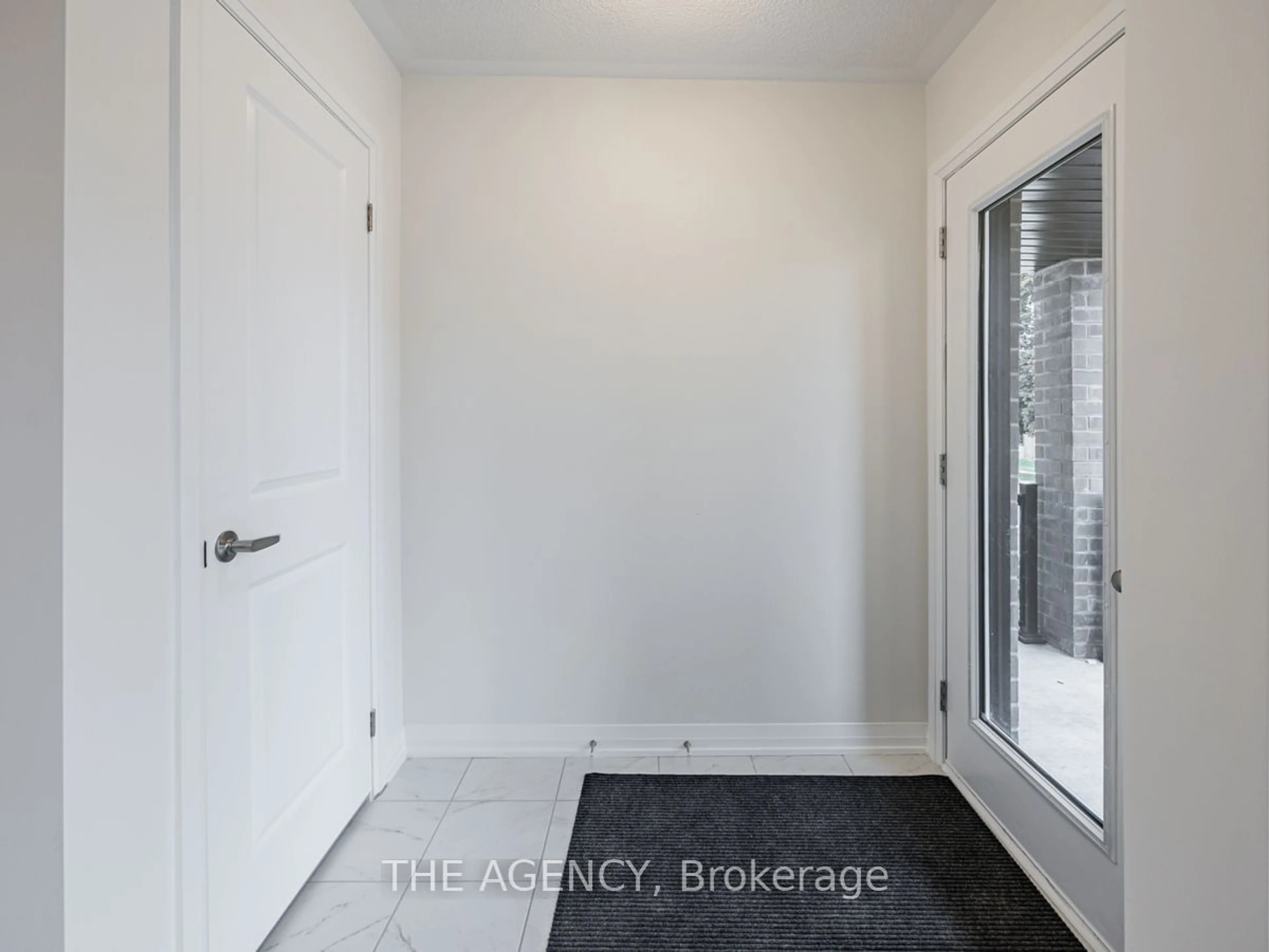 Indoor entryway for 585 Colborne St #402, Brantford Ontario N3S 3M7