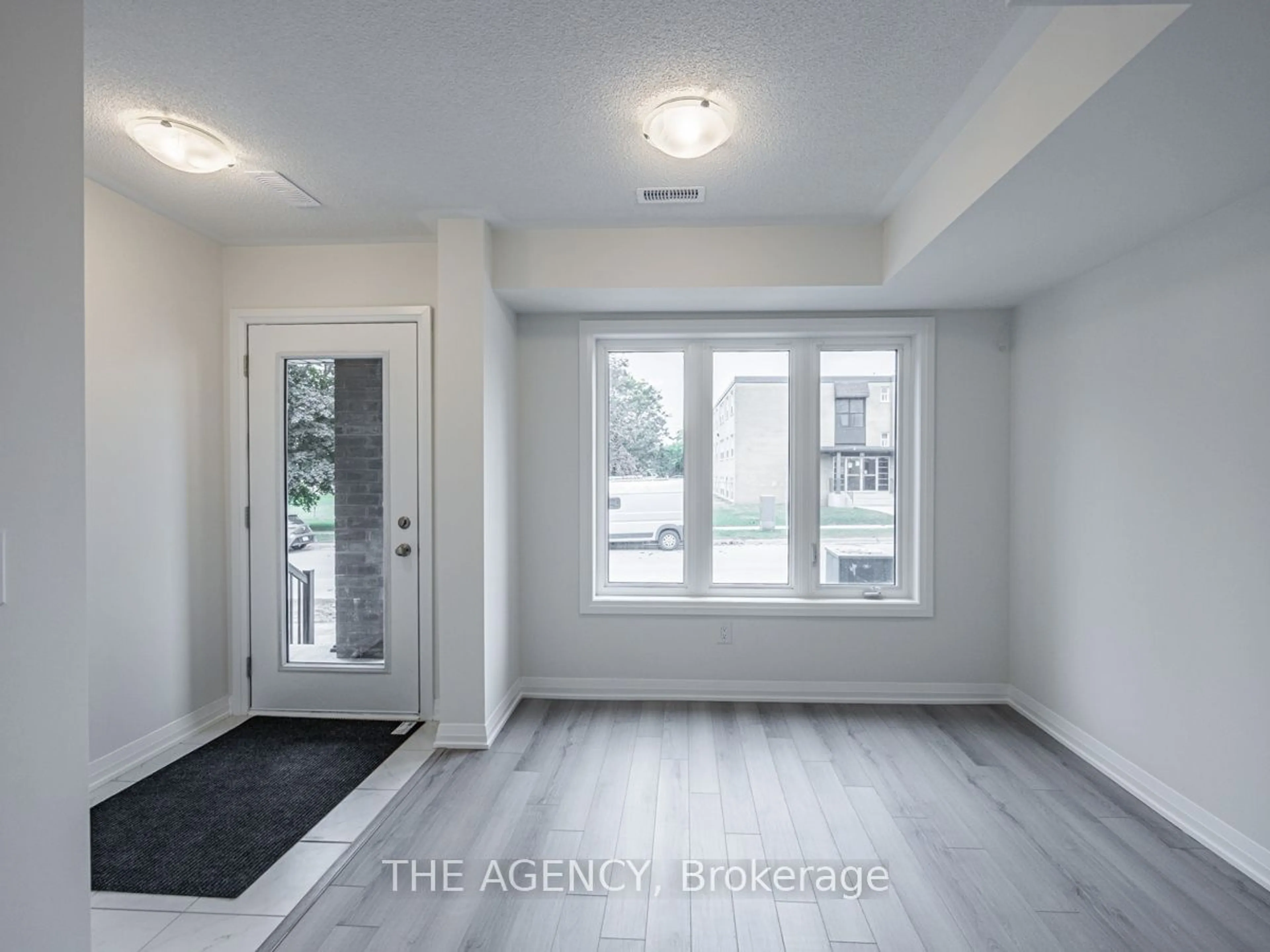 Indoor entryway, wood floors for 585 Colborne St #402, Brantford Ontario N3S 3M7