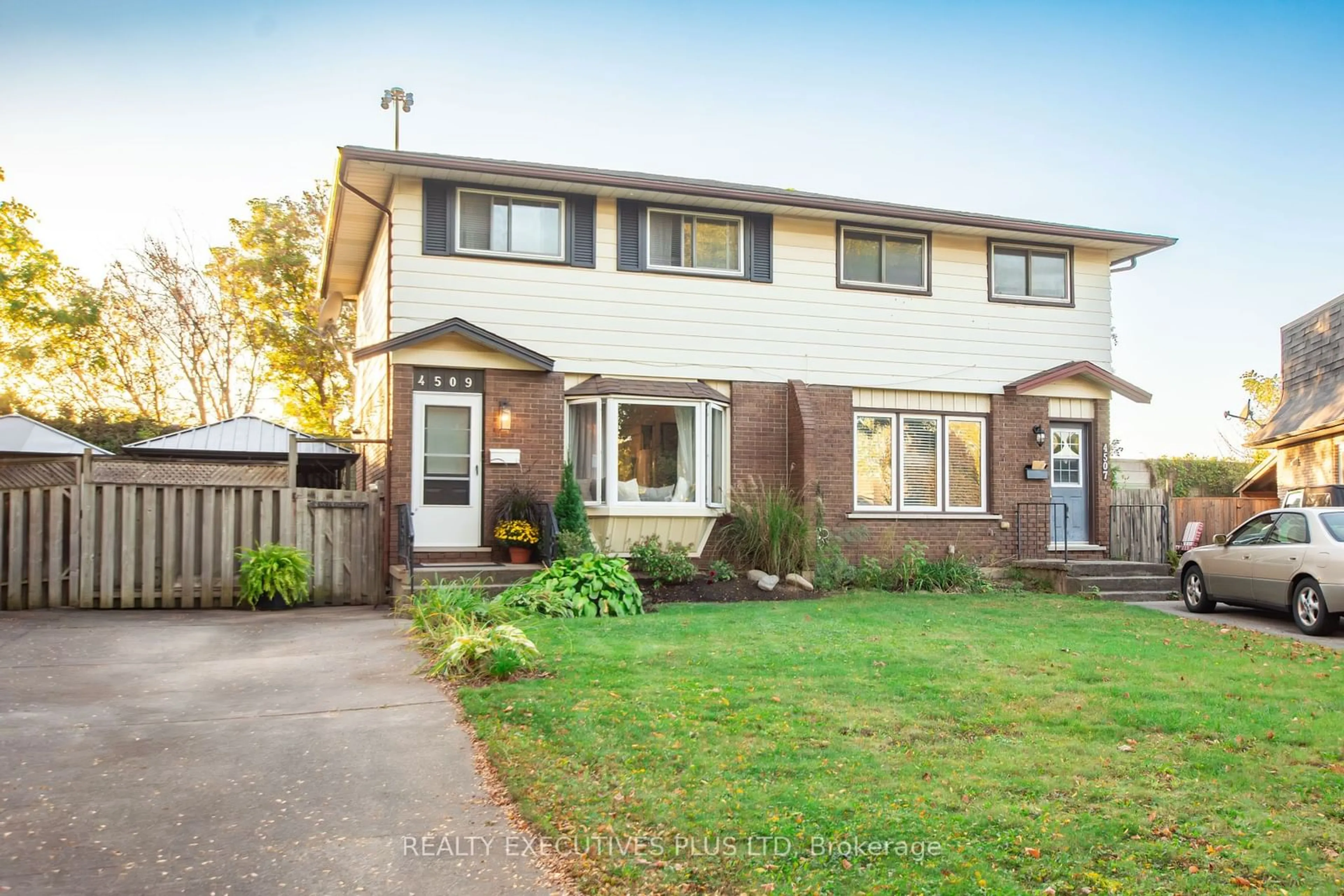 Frontside or backside of a home, cottage for 4509 Sussex Dr, Niagara Falls Ontario L2E 6S1