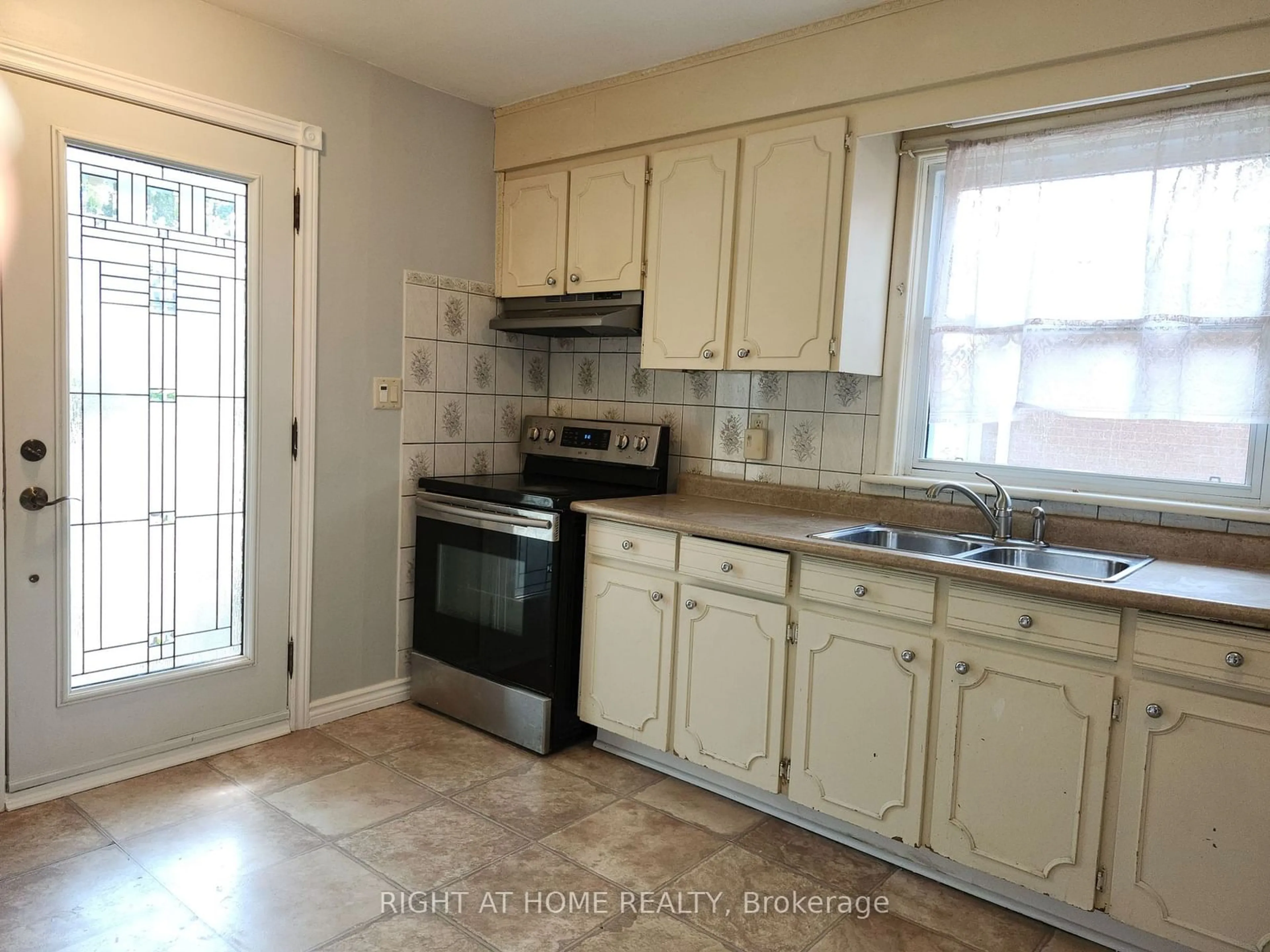 Standard kitchen, ceramic/tile floor for 81 Maclennan Ave, Hamilton Ontario L8V 1X5