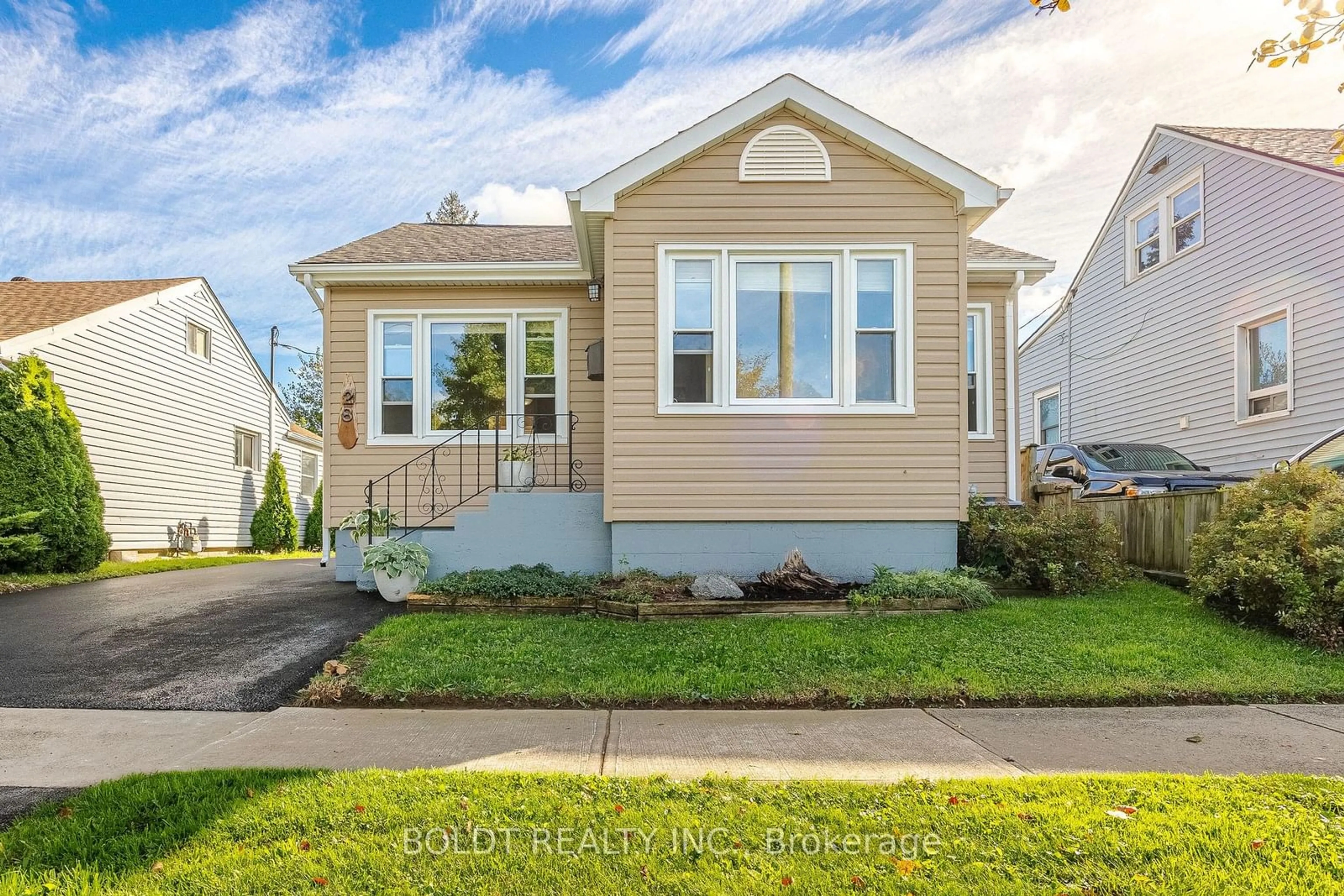 Frontside or backside of a home, cottage for 28 Shakespeare Ave, St. Catharines Ontario L2R 6M6