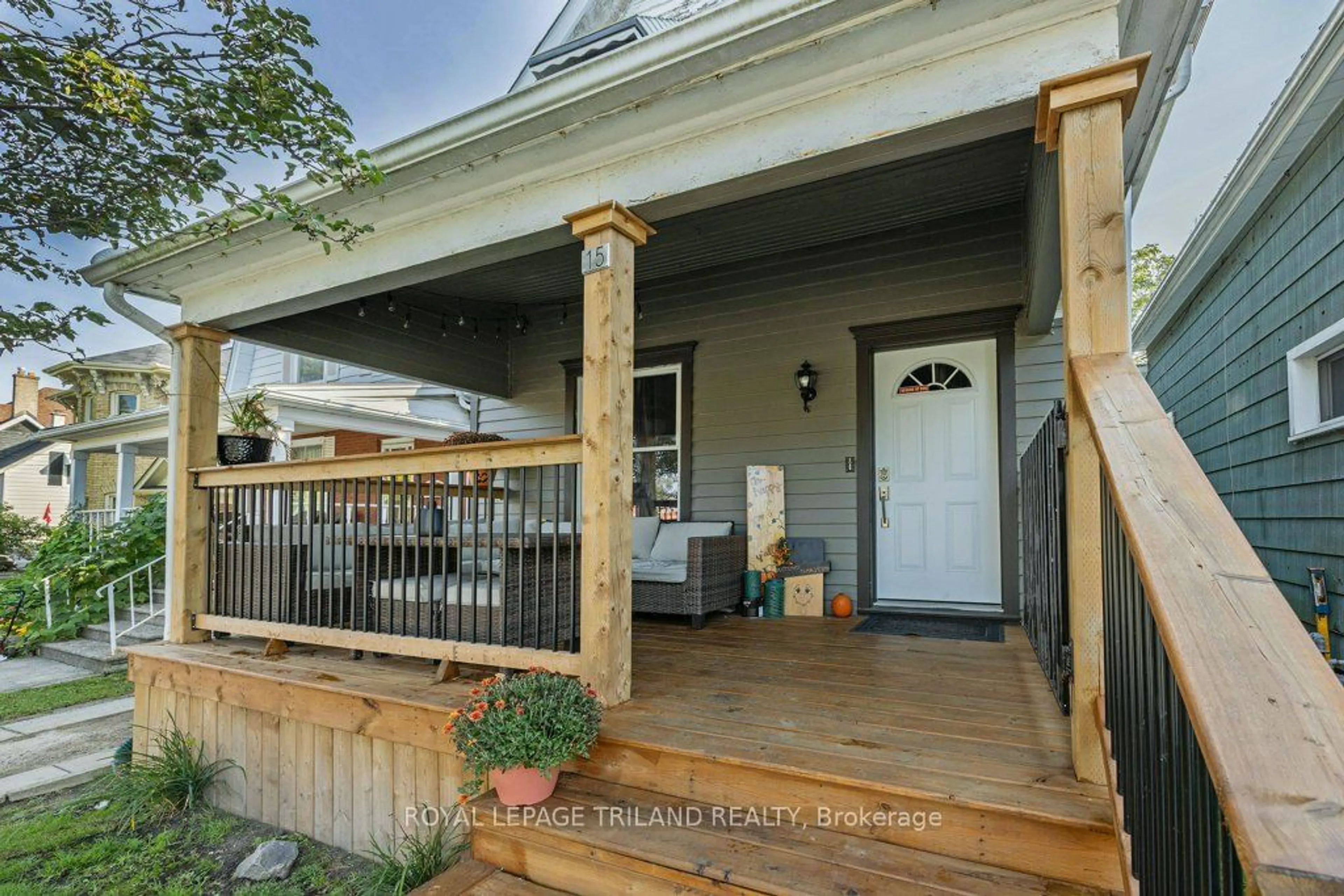 Frontside or backside of a home, cottage for 15 Balaclava St, St. Thomas Ontario N5P 3C1