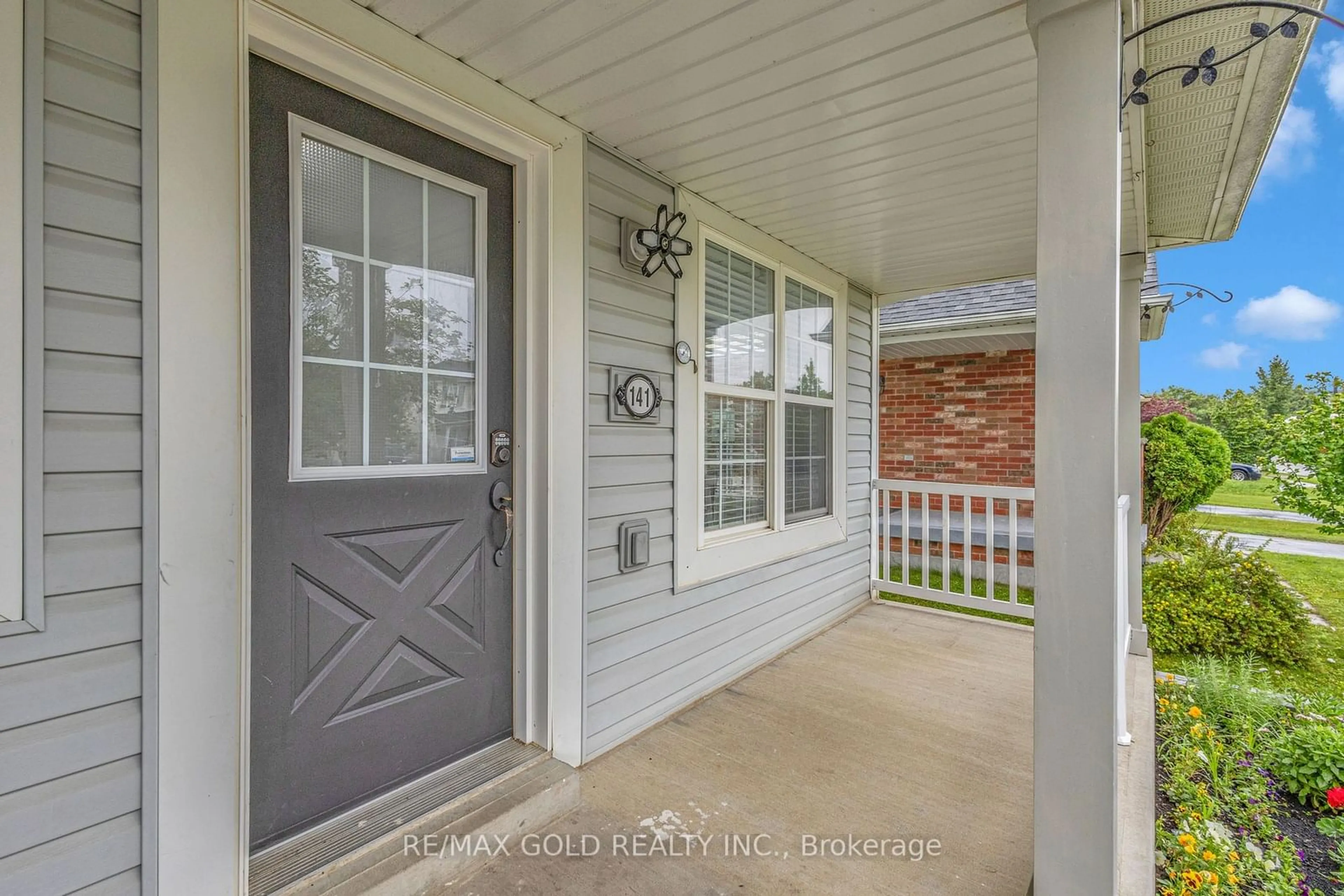 Indoor entryway, wood floors for 141 Osborn Ave, Brantford Ontario N3T 6S1