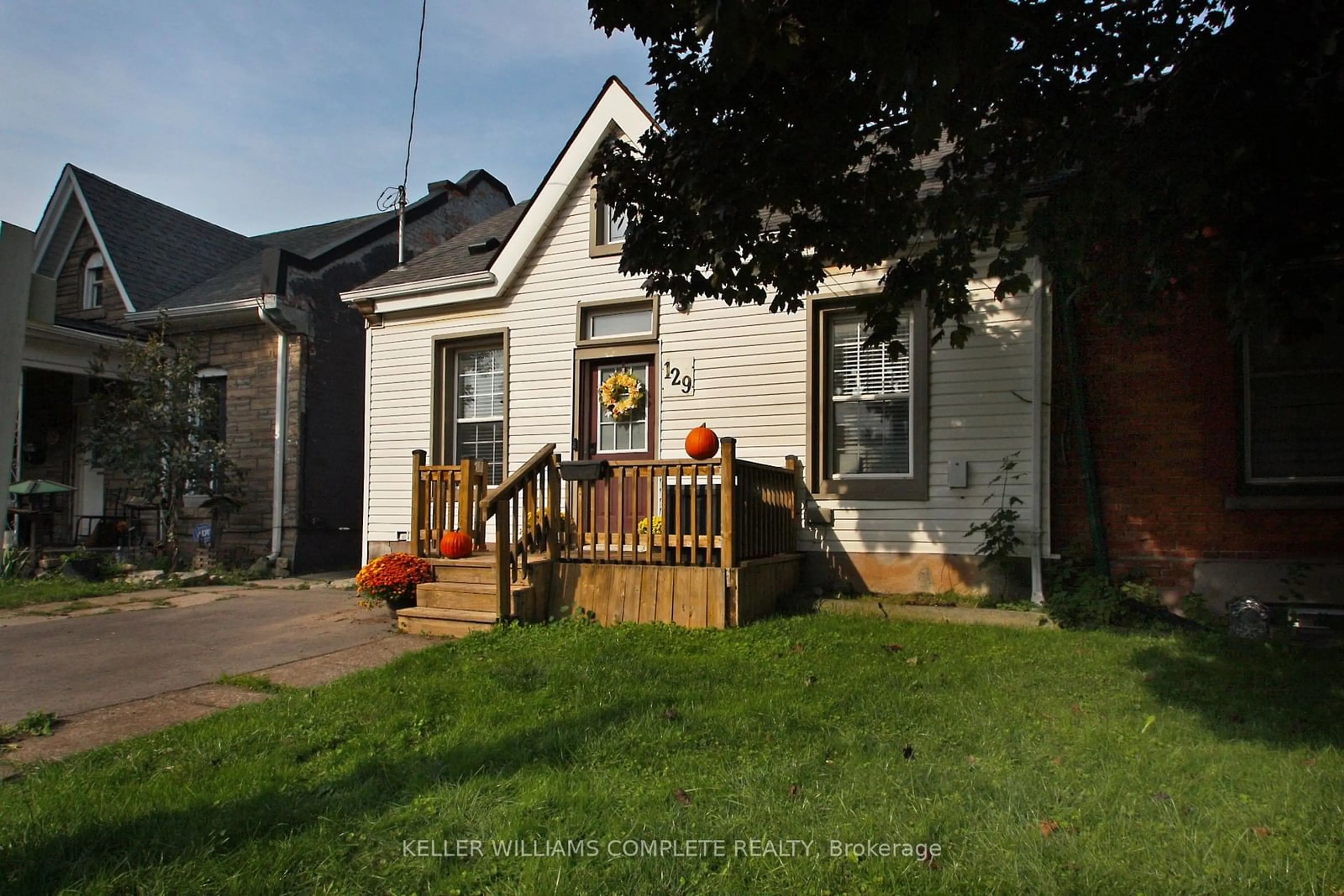 Frontside or backside of a home for 129 Birge St, Hamilton Ontario L8L 3L6