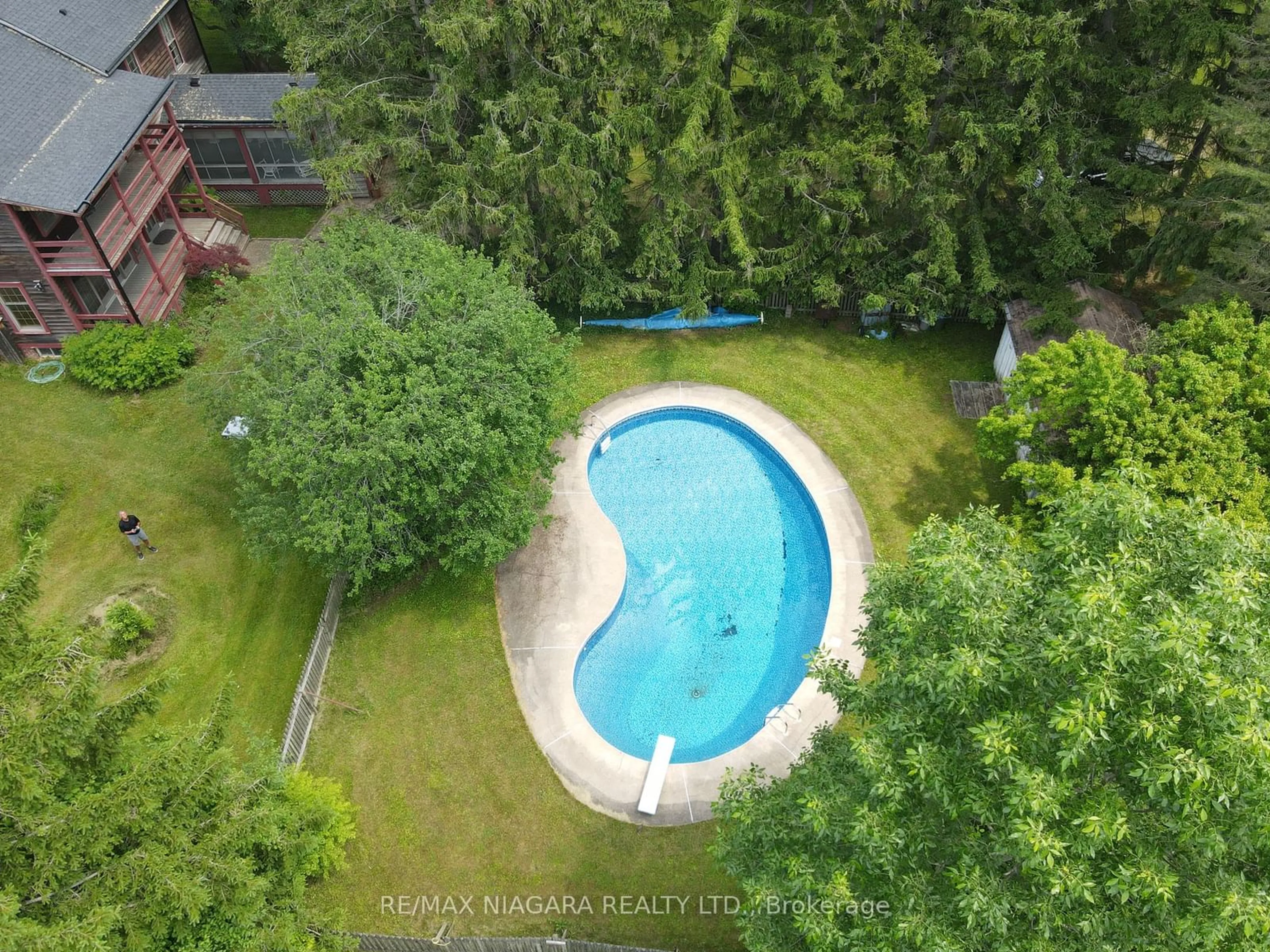 Indoor or outdoor pool for 3079 Niagara Pkwy, Fort Erie Ontario L2A 5M4