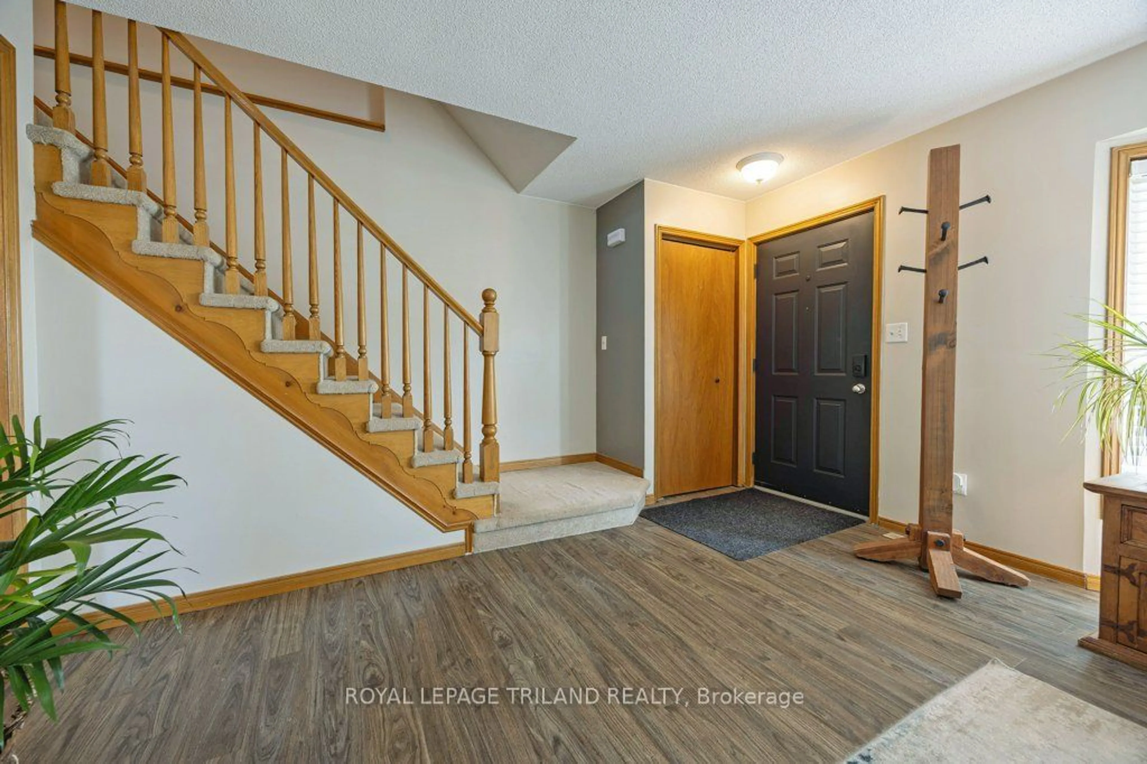 Indoor entryway, wood floors for 113 Manor Rd, St. Thomas Ontario N5R 5Z9