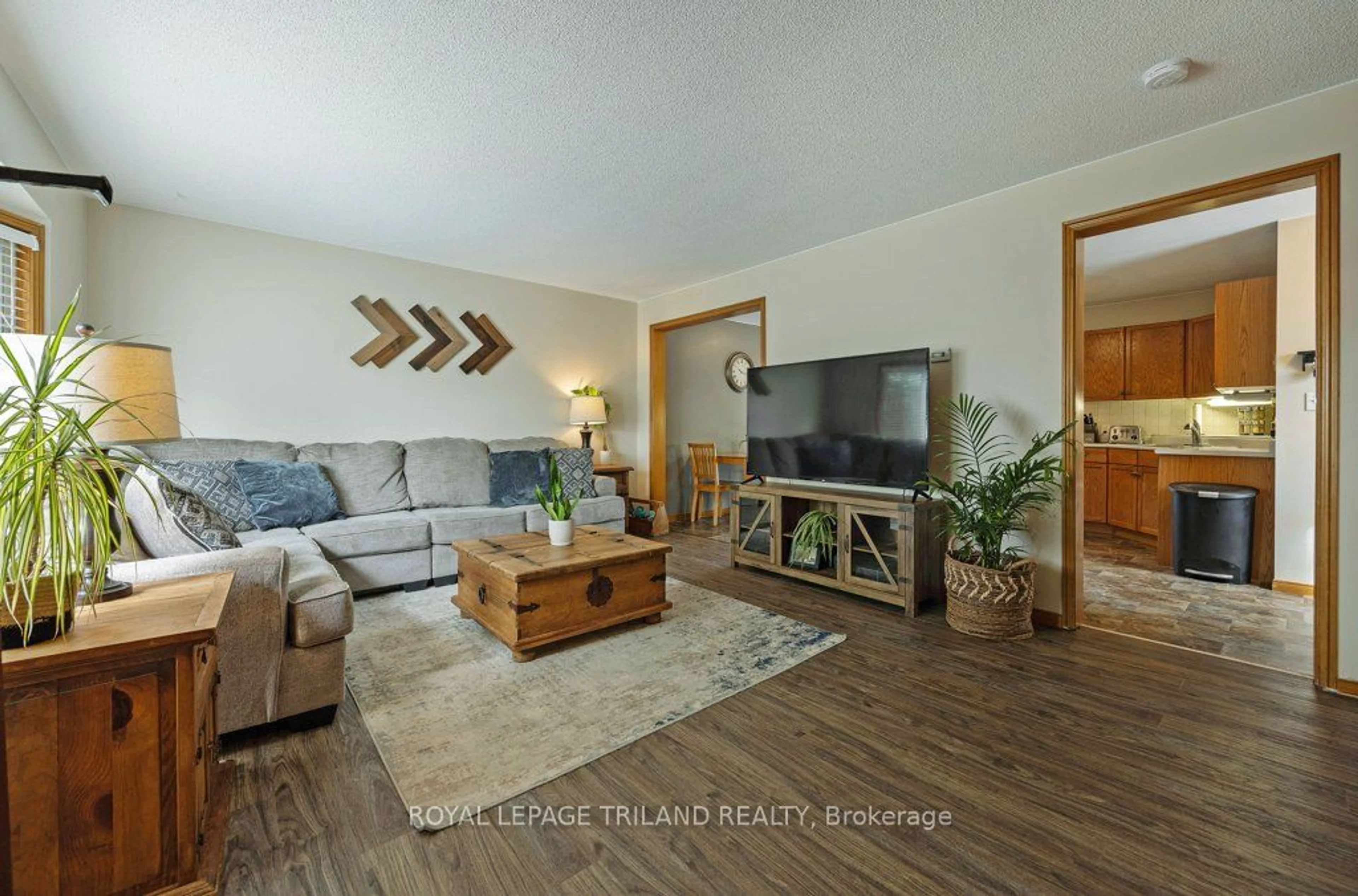 Living room, wood floors for 113 Manor Rd, St. Thomas Ontario N5R 5Z9