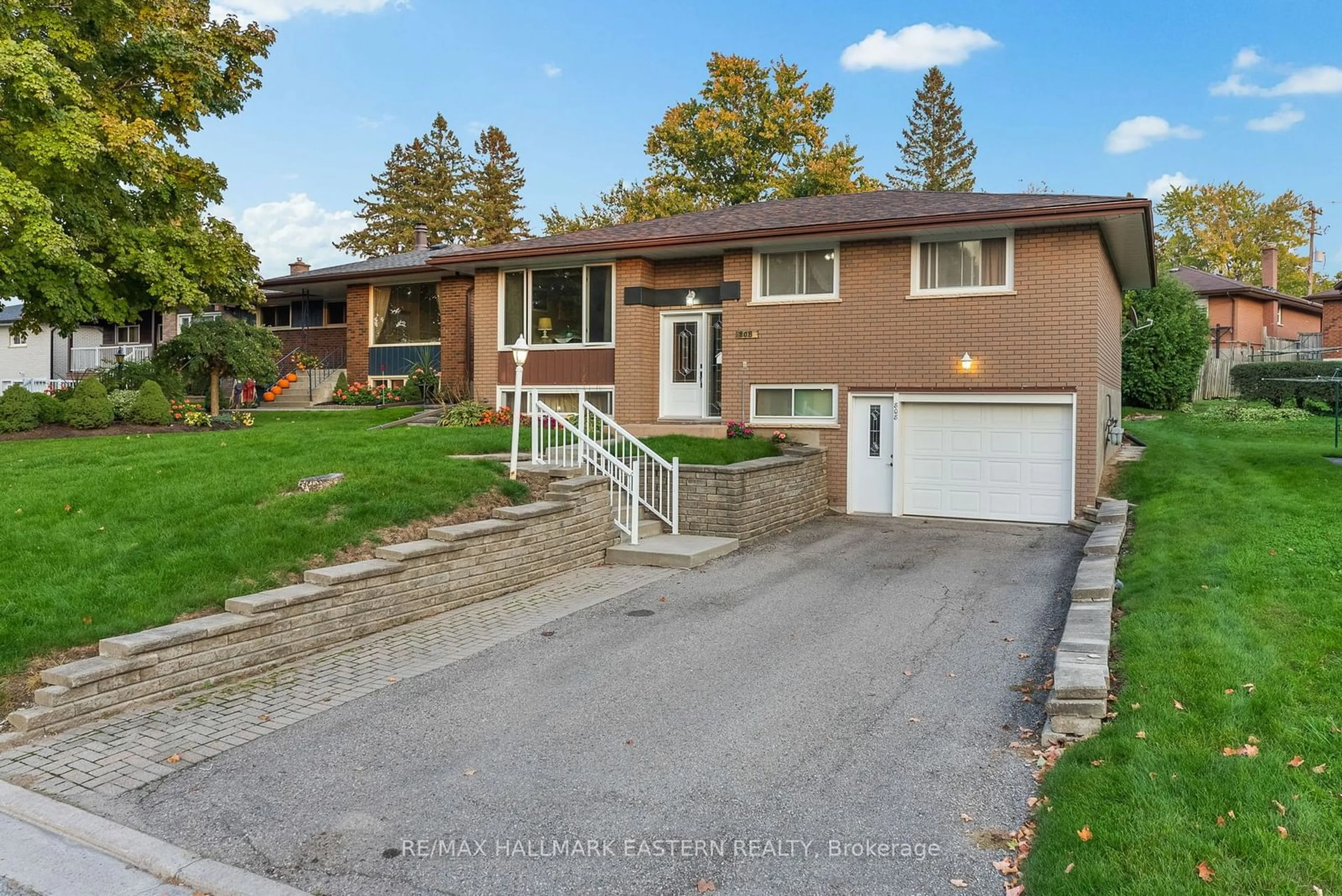 Frontside or backside of a home, the street view for 808 Highland Crt, Peterborough Ontario K9H 5K2